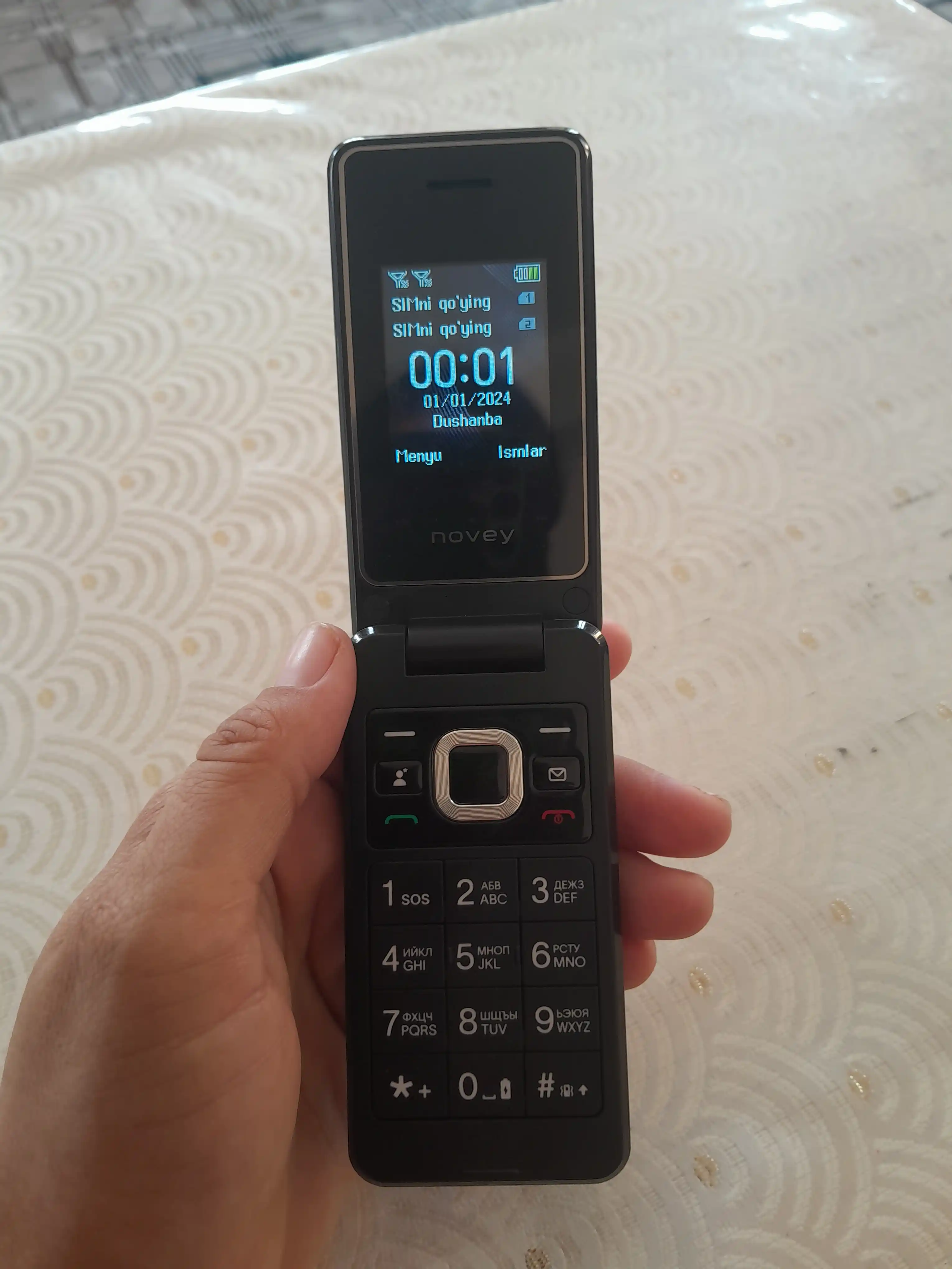 Novey Z320 mobil telefon-raskladushka, 2 SIM, kamera, 3 rang, knopkali telefon
