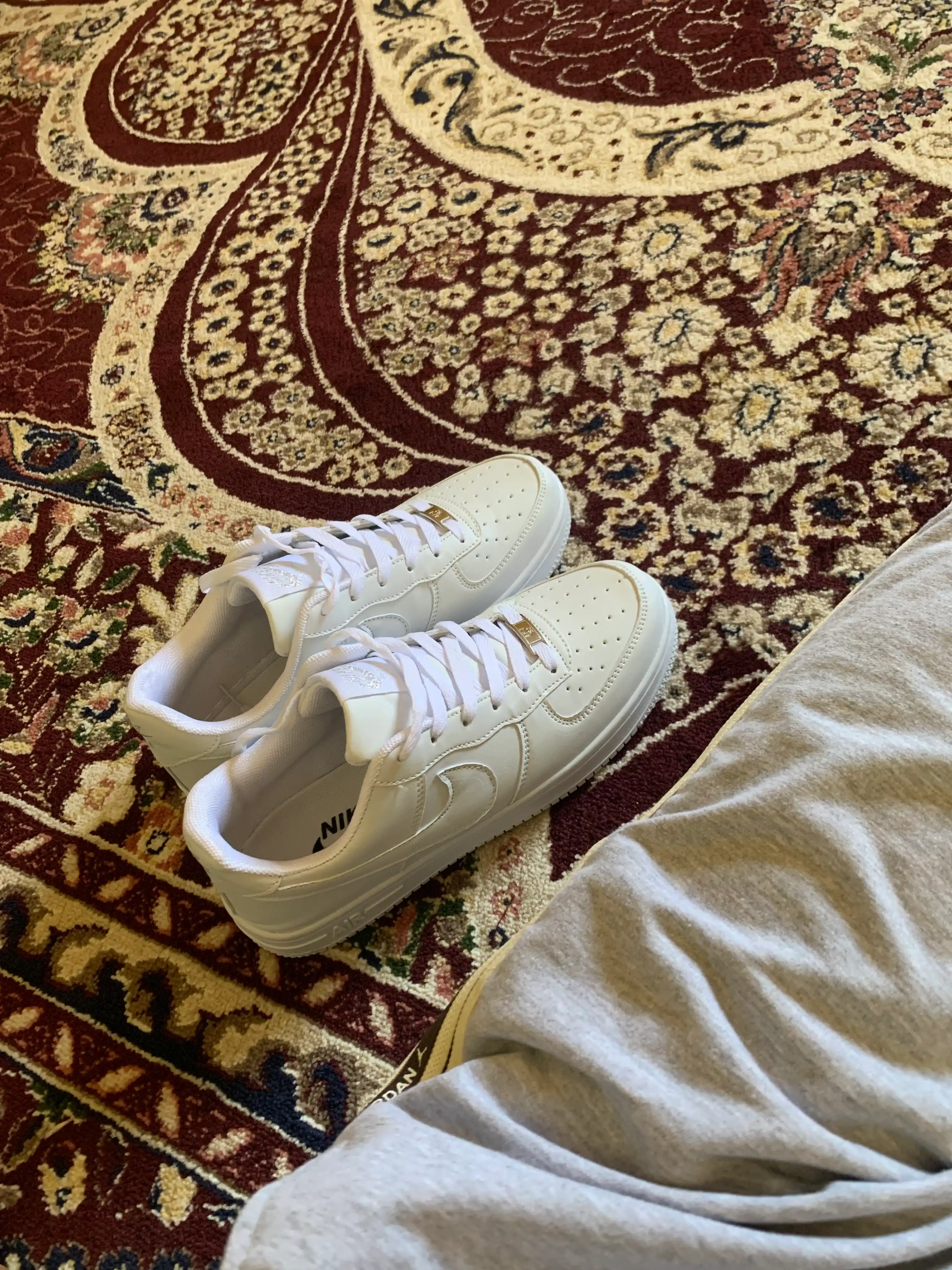 Erkaklar uchun kuzgi krossovkalar AIR FORCE1 CLASIC universal sifatli krossovkalar