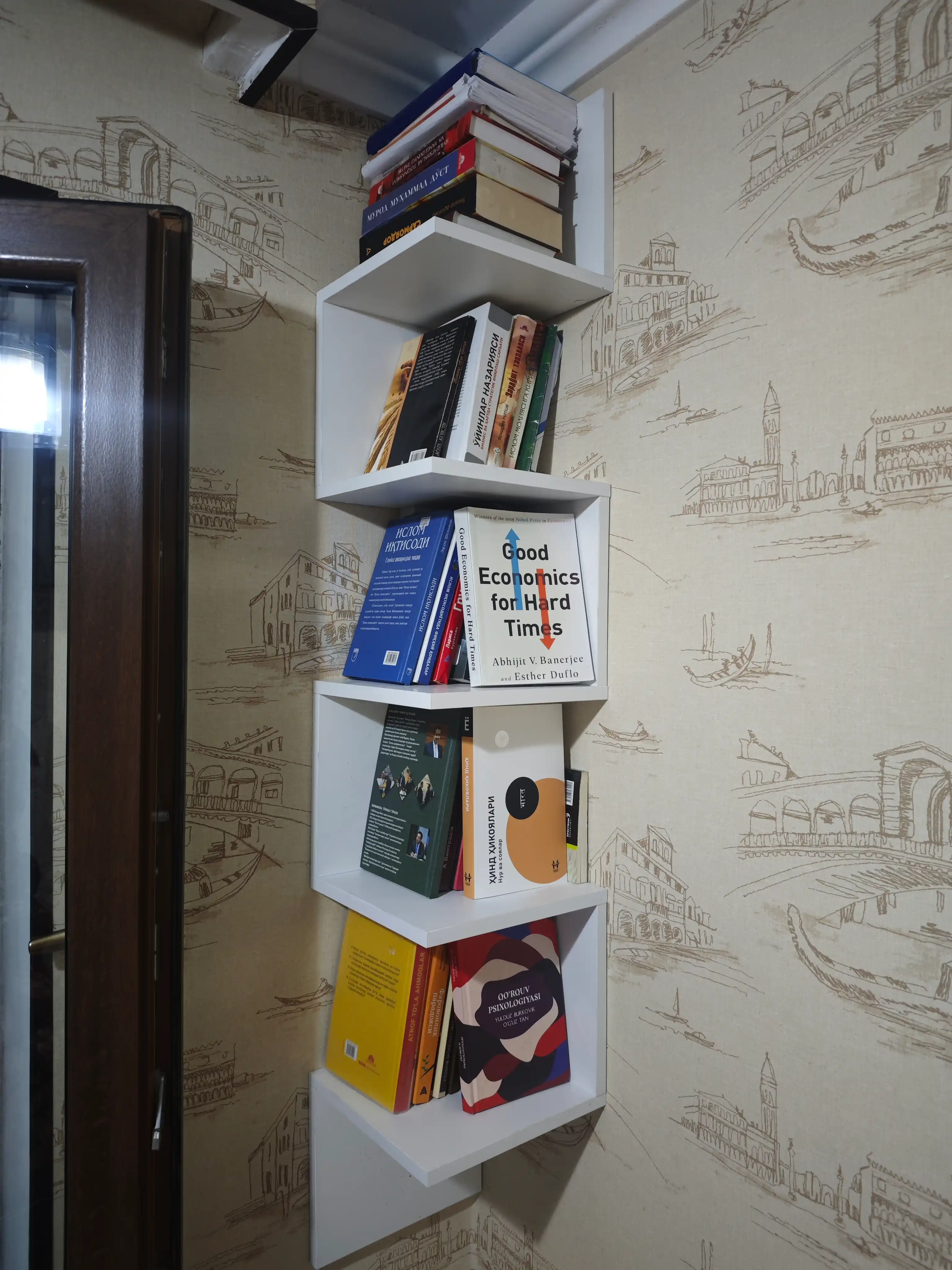 Devor tokchasi Viko universal devor, burchak, kitoblar, gullar va kalitlar uchun osilgan