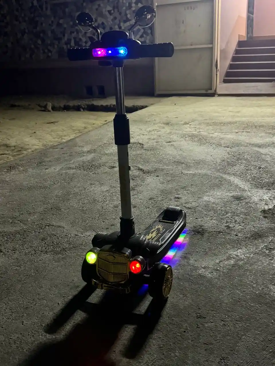 LED yoritgichli bolalar uch g‘ildirakli samokati