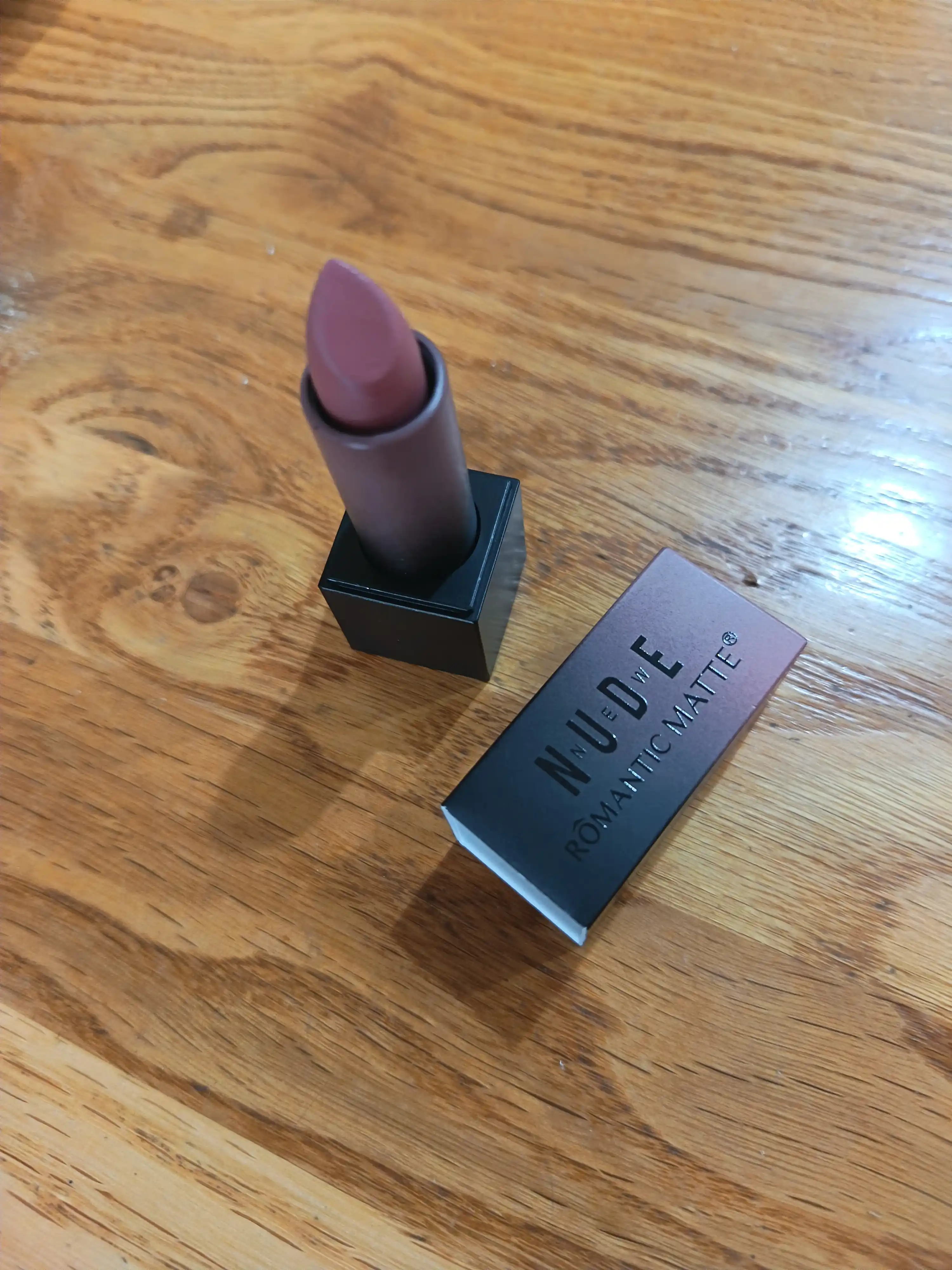 "NUDE" xira lab bo‘yog‘i