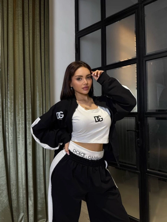 Sportivka, ayollar uchun kundalik kiyishga mo‘ljallangan sport kostyum shim bilan
