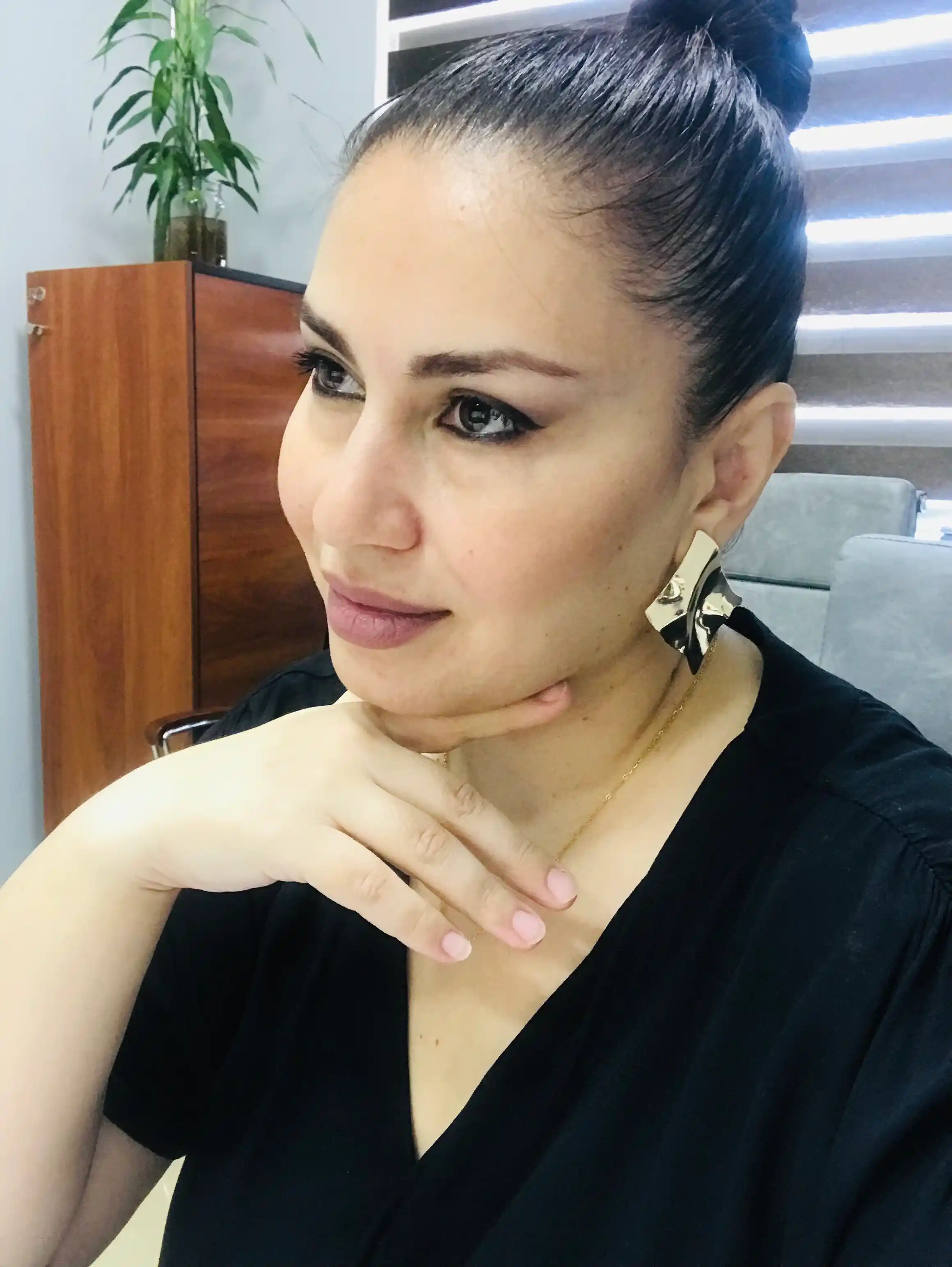 Massiv shakldagi ayollar ziraklari g'ijimlangan sirg'alar