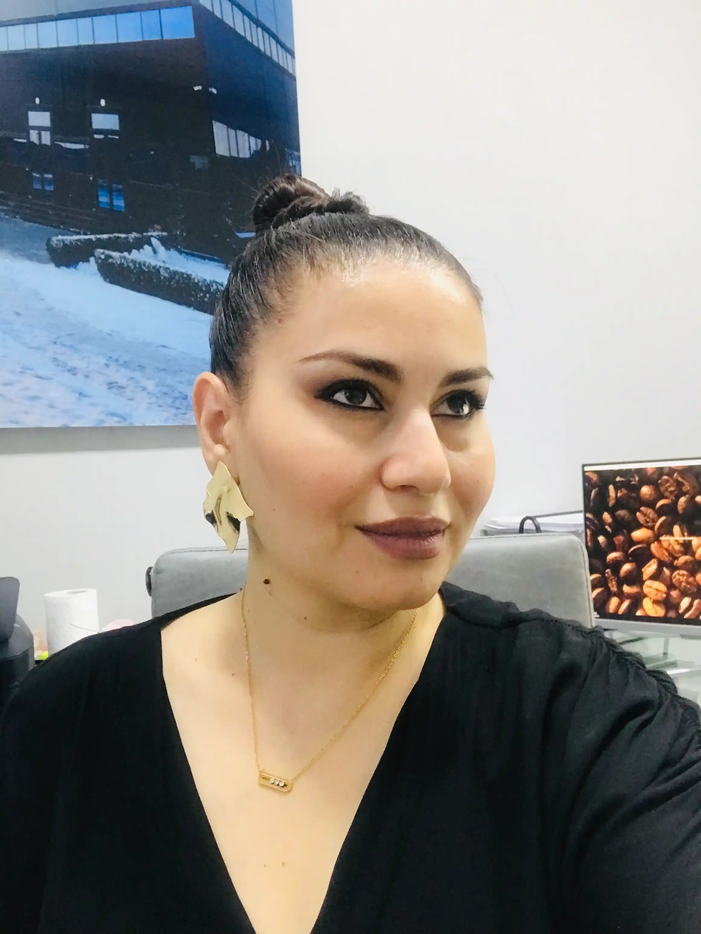 Massiv shakldagi ayollar ziraklari g'ijimlangan sirg'alar