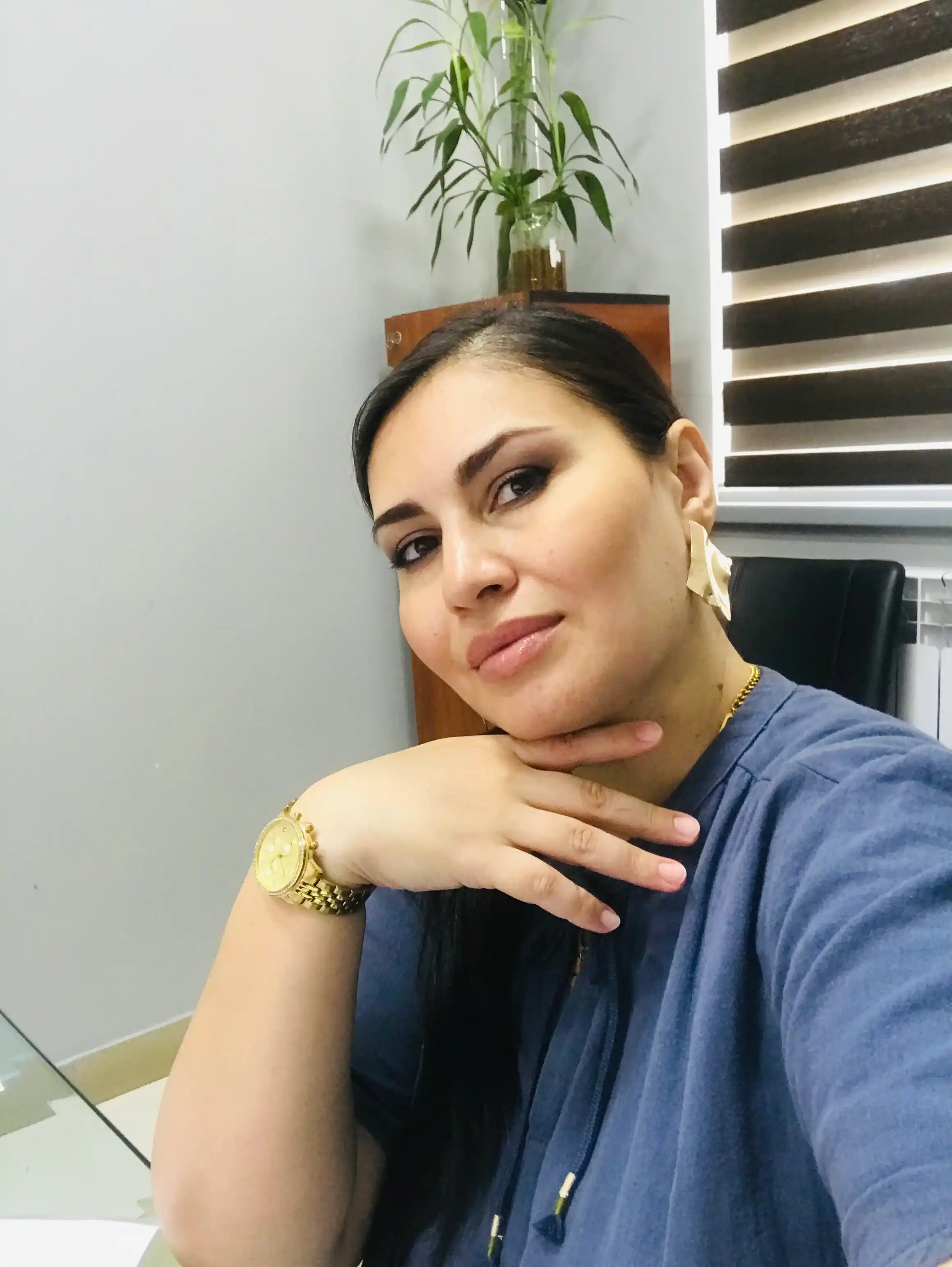 Massiv shakldagi ayollar ziraklari g'ijimlangan sirg'alar
