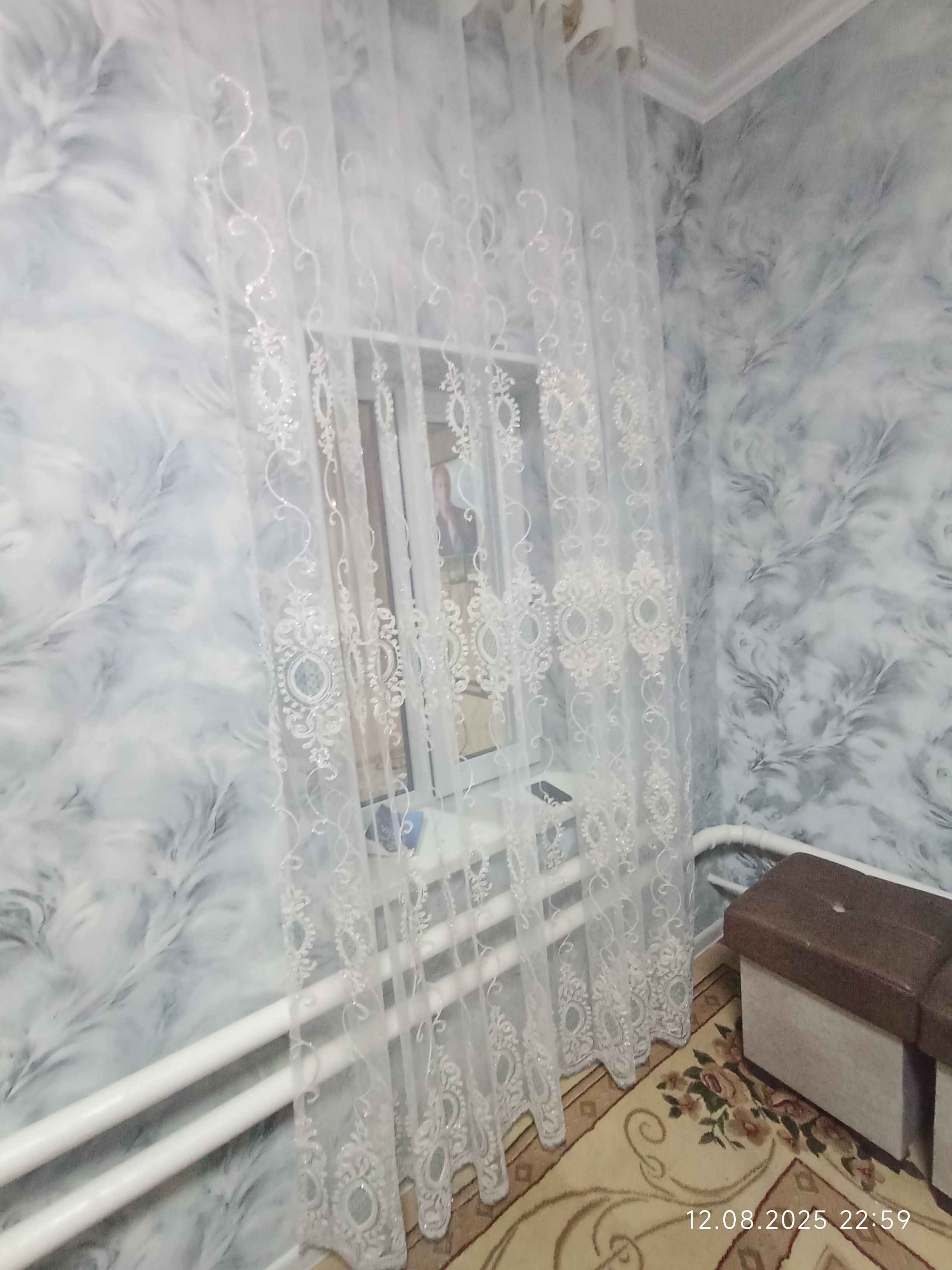 Kozlari boglangan, dostiga qongiroq qilgan va onlayn pornolarni almashtirgan. Qoshnisi mehmonga keldi va qoshnisining pornosini soradi