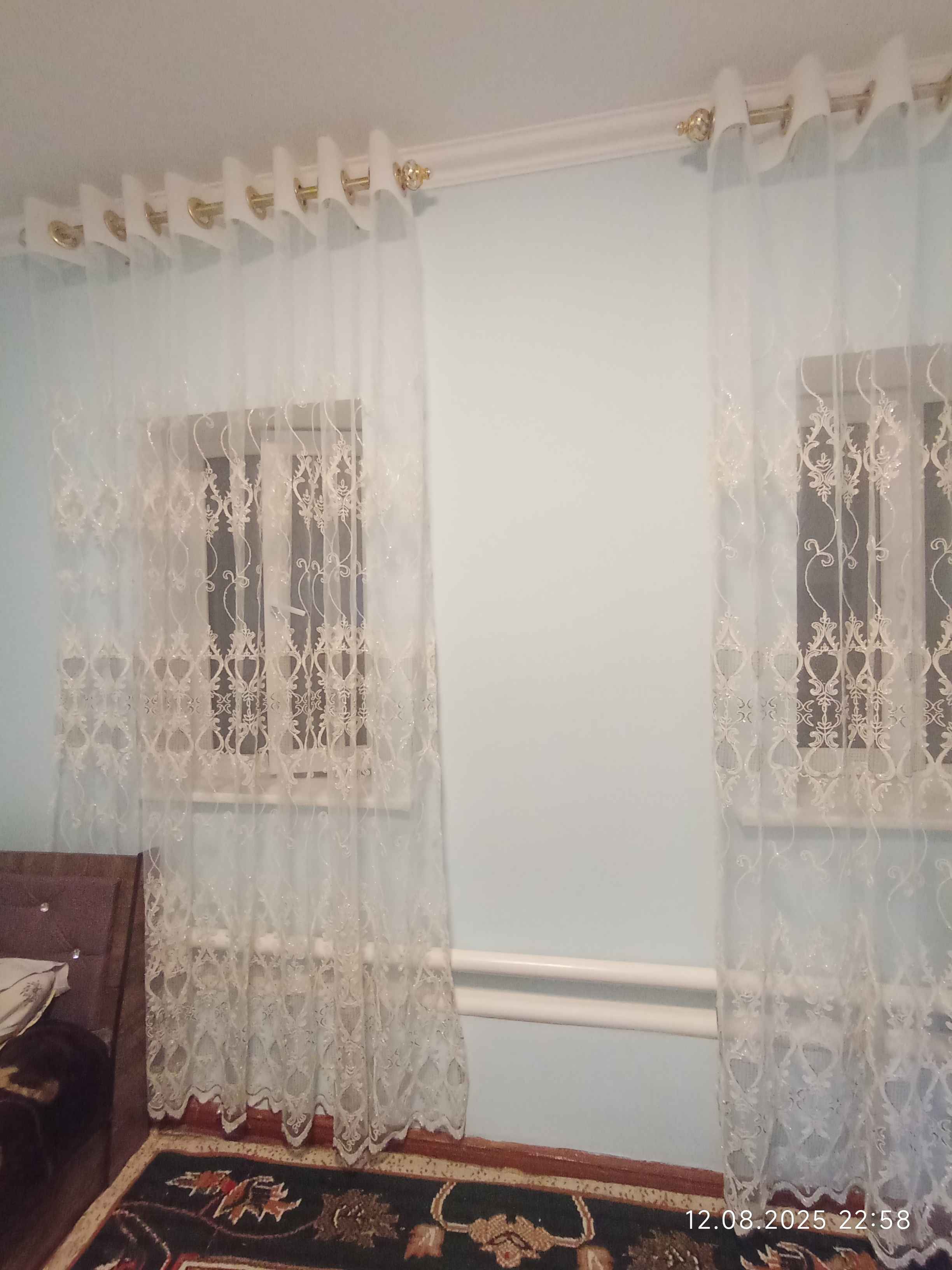 Bi jins va qiz Oyoqlarini bir-biridan ajratib turgan holda surat