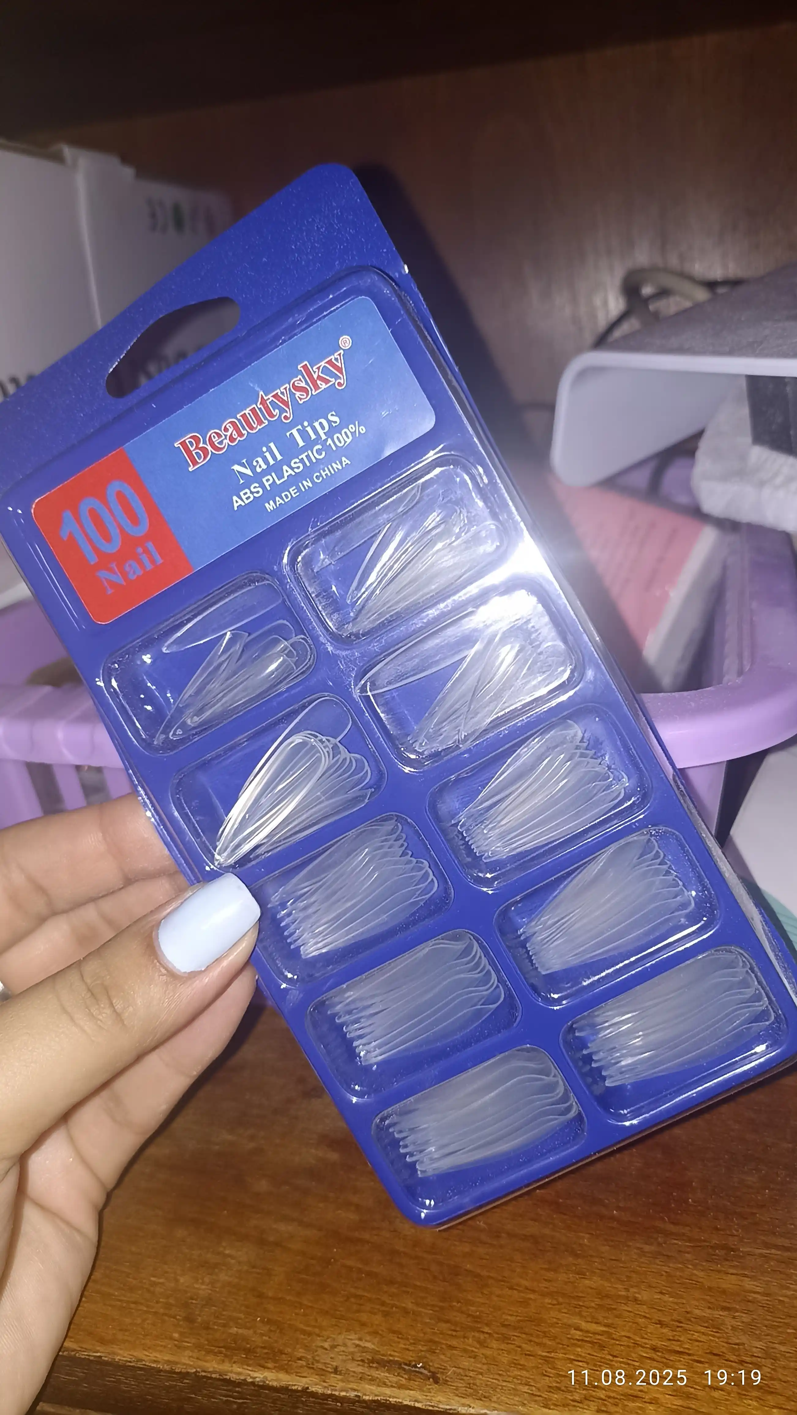 Idishdagi mat gelli tipslar, ulama tirnoqlar, konteynerda