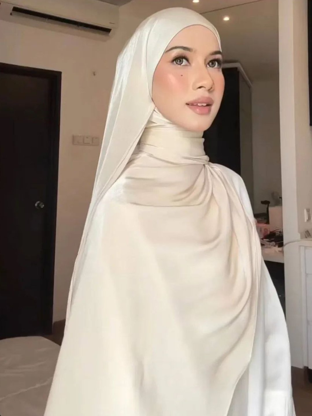 Poyga kiyimidagi yalangoch qizlar Erotikaning zinapoya ostidagi video