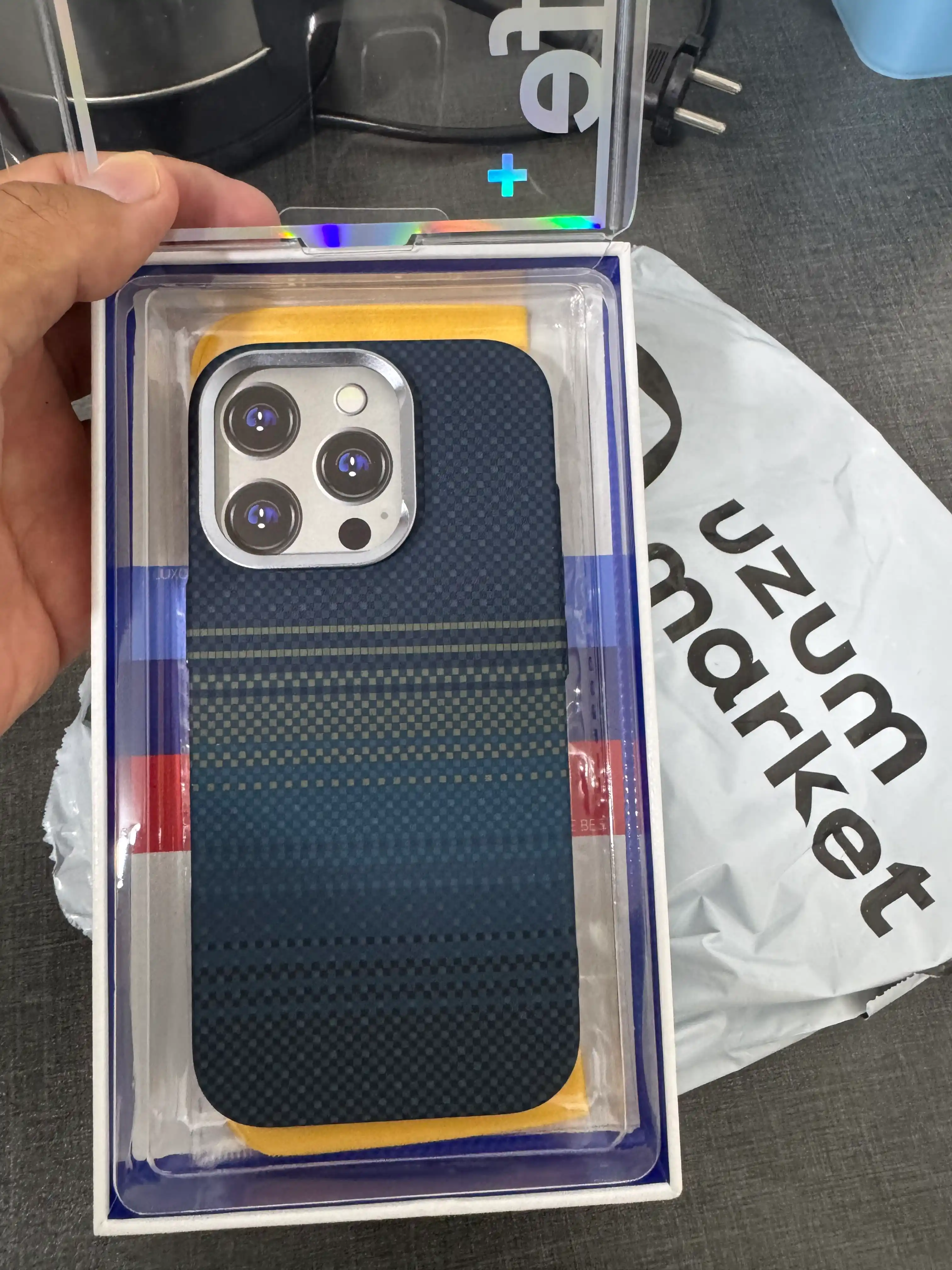 Чехол для iPhone 13, 14, 15, 16, 17 Pro, Max с MagSafe имитация карбона