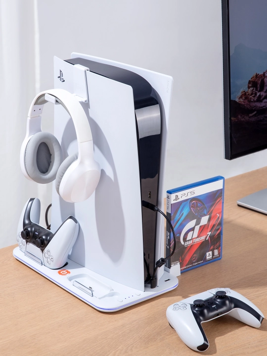 PlayStation 5 sovutgich tagligi, joystiklar uchun o‘rnatilgan quvvatlash moslamasi