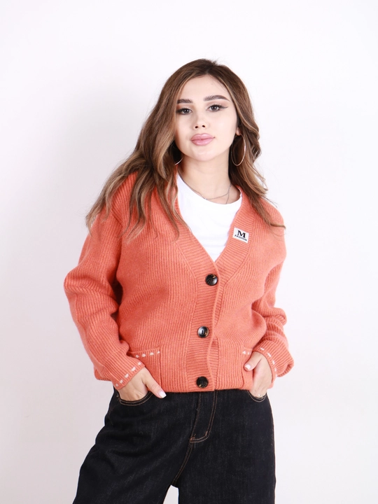 Ayollar uchun kardigan, cho‘ntak va tugmalar bilan