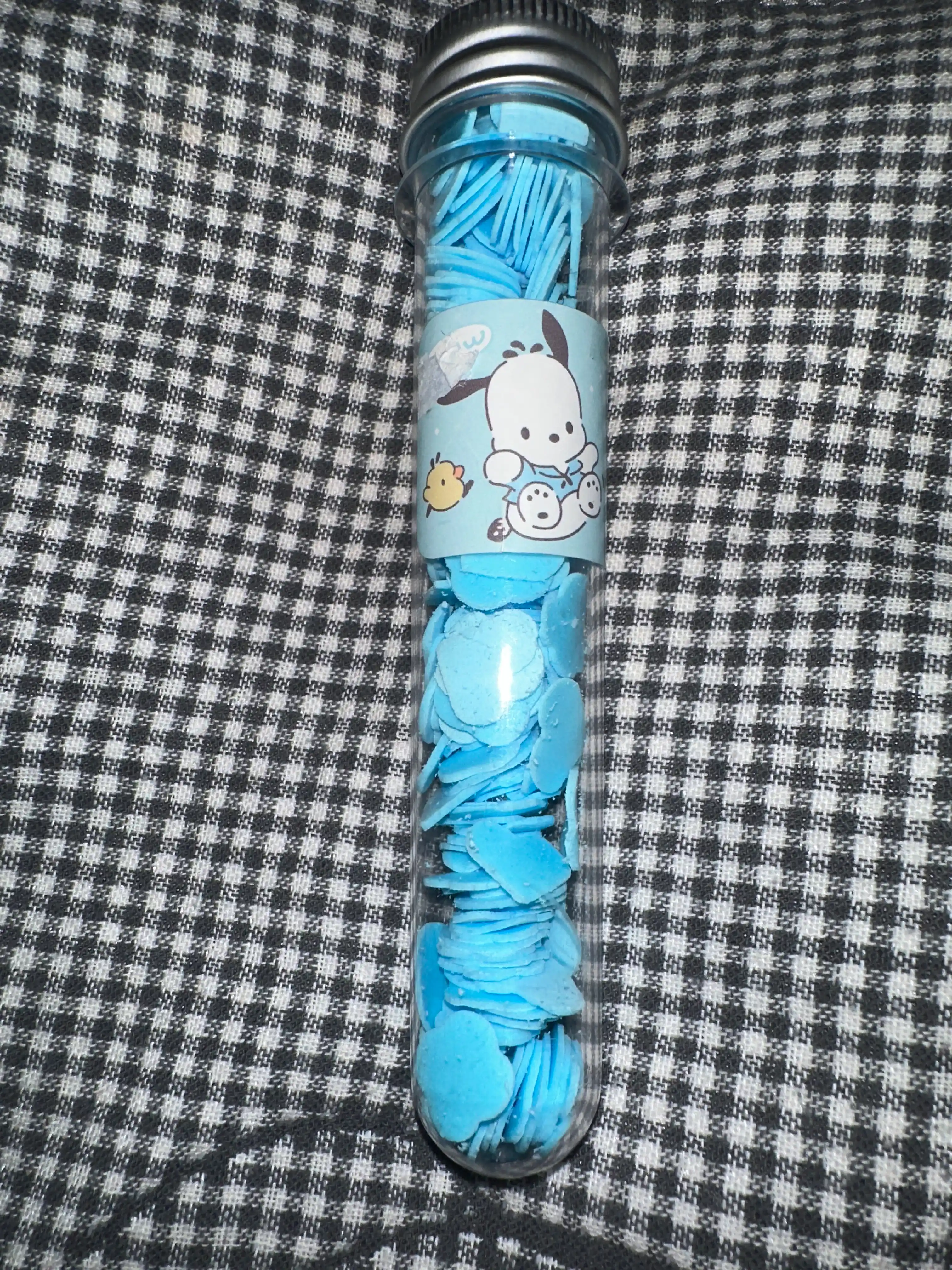 Qo‘l uchun sovun, bolalar, qog‘oz, gulbarglar, shisha idishda quruq sovun