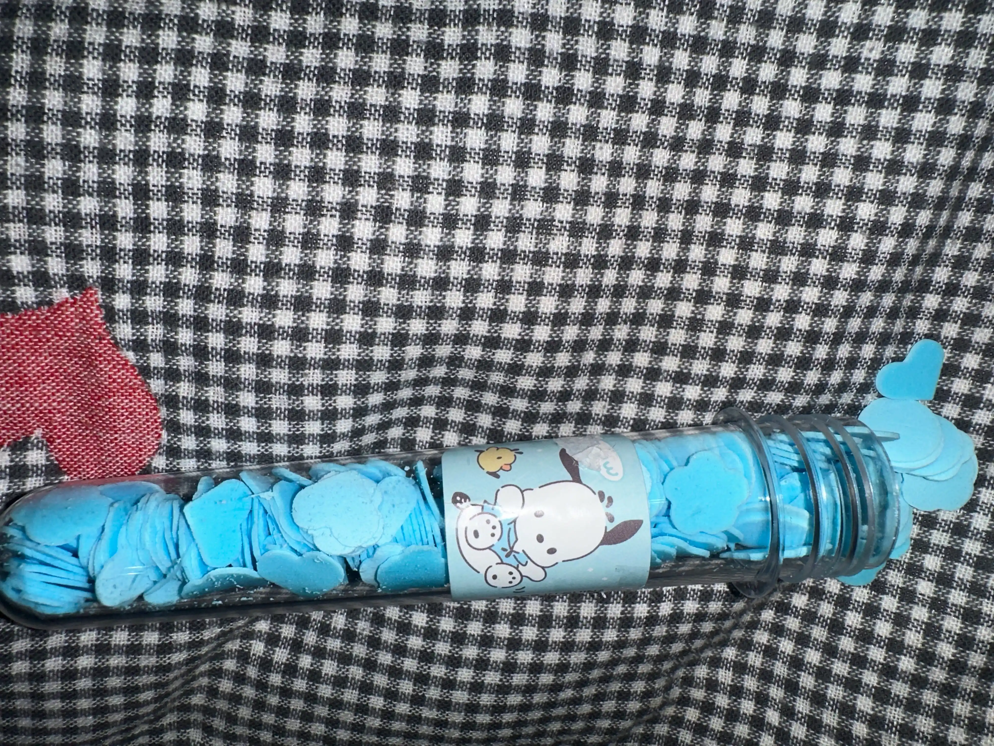 Qo‘l uchun sovun, bolalar, qog‘oz, gulbarglar, shisha idishda quruq sovun