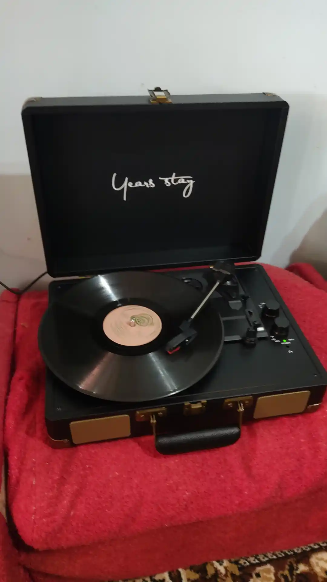 Bluetooth 5.4, USB, AUX, karnaylar va 3 tezlik bilan jihozlangan vinil pleyer chamadon
