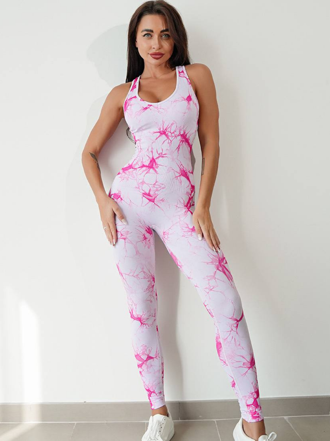 Uyda yosh ayollarning kokrak fotosuratlari