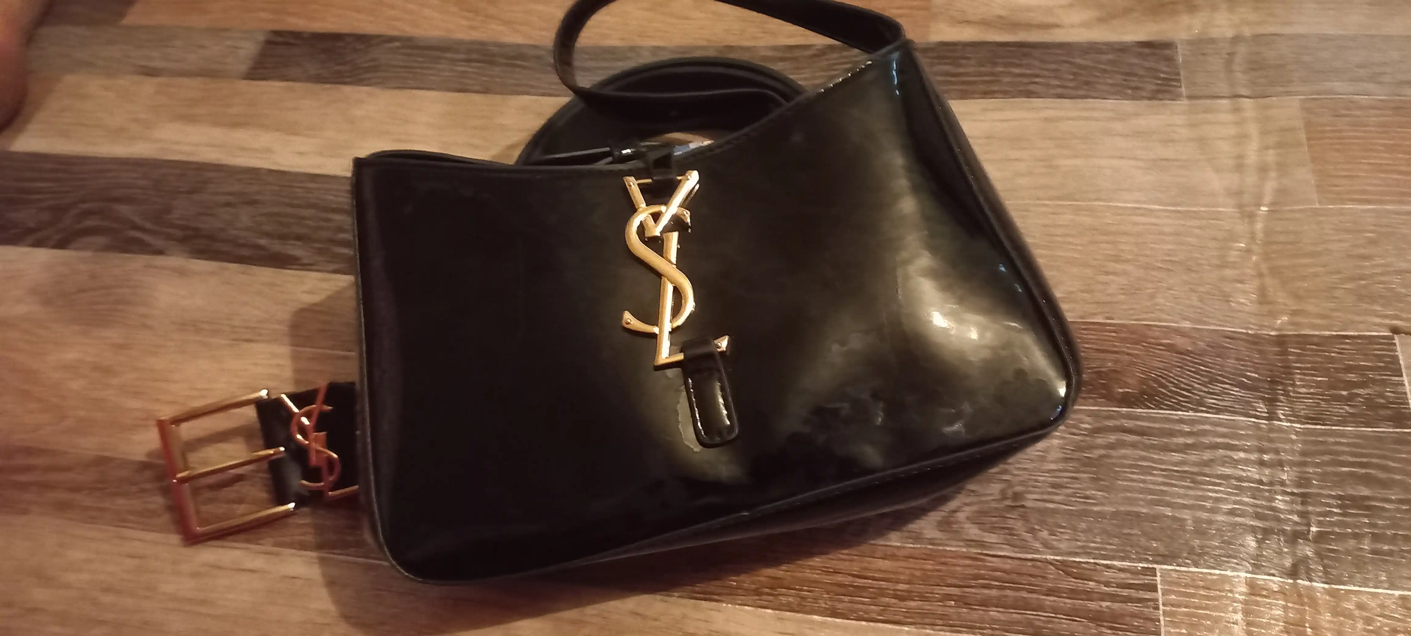 Ayollar nafis sumkasi, oltin rangli furnituraga ega, laklangan charm