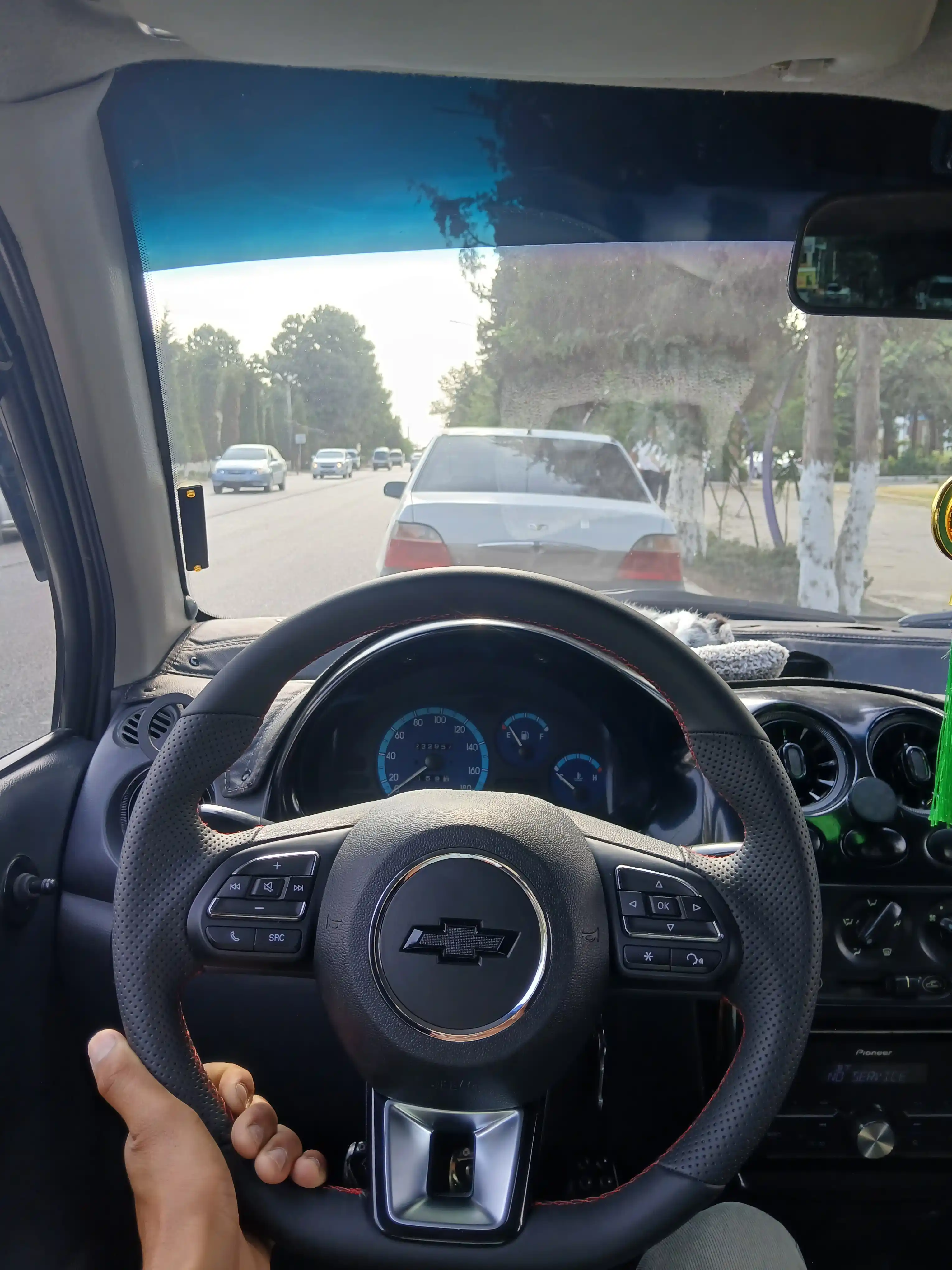 Avtomobil ruli Chevrolet (Audi) charmli start-stopli