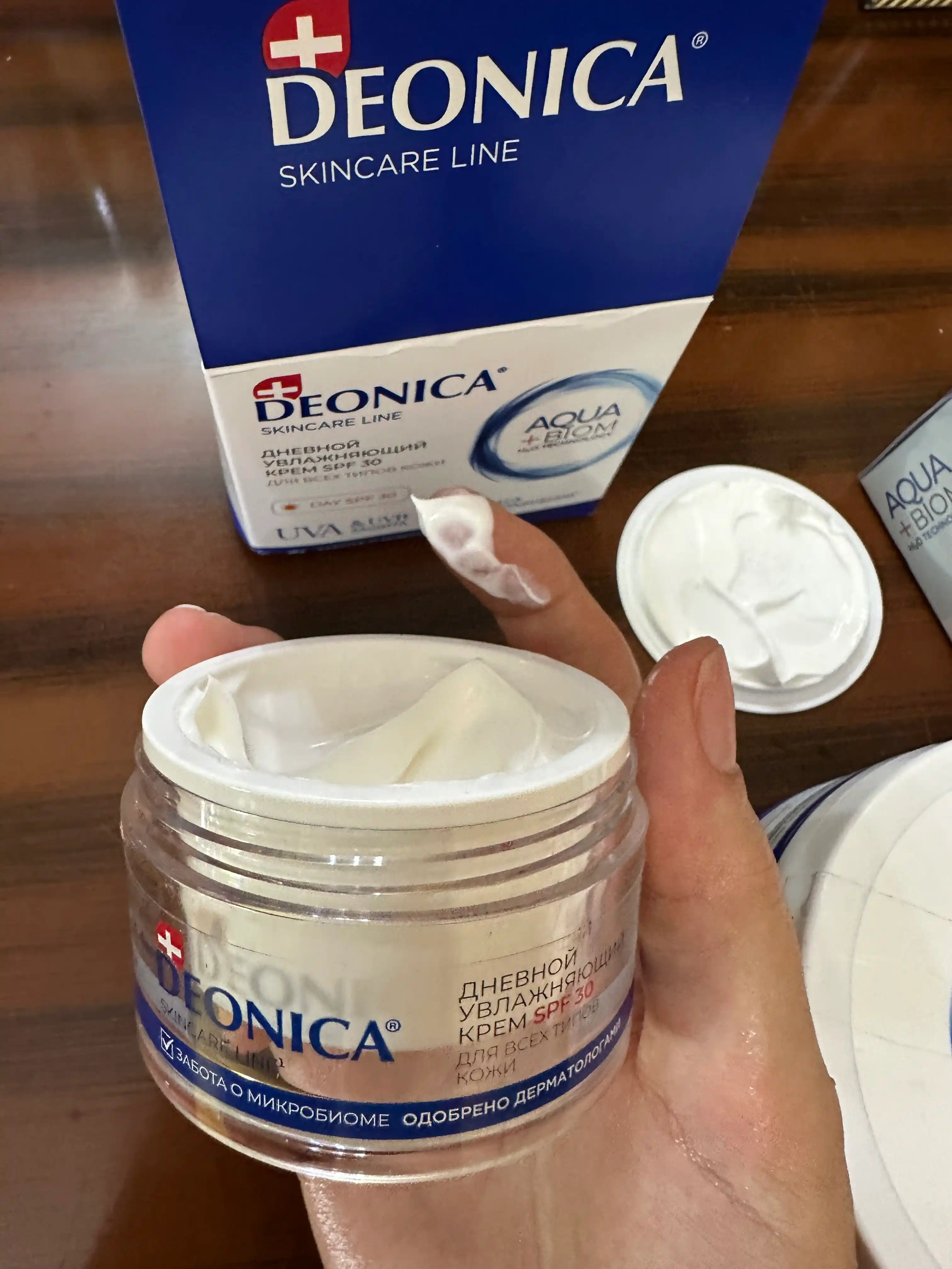 Deonica teri parvarish quyoshdan himoya qiluvchi SPF 30 bilan kunduzgi namlovchi yuz kremi