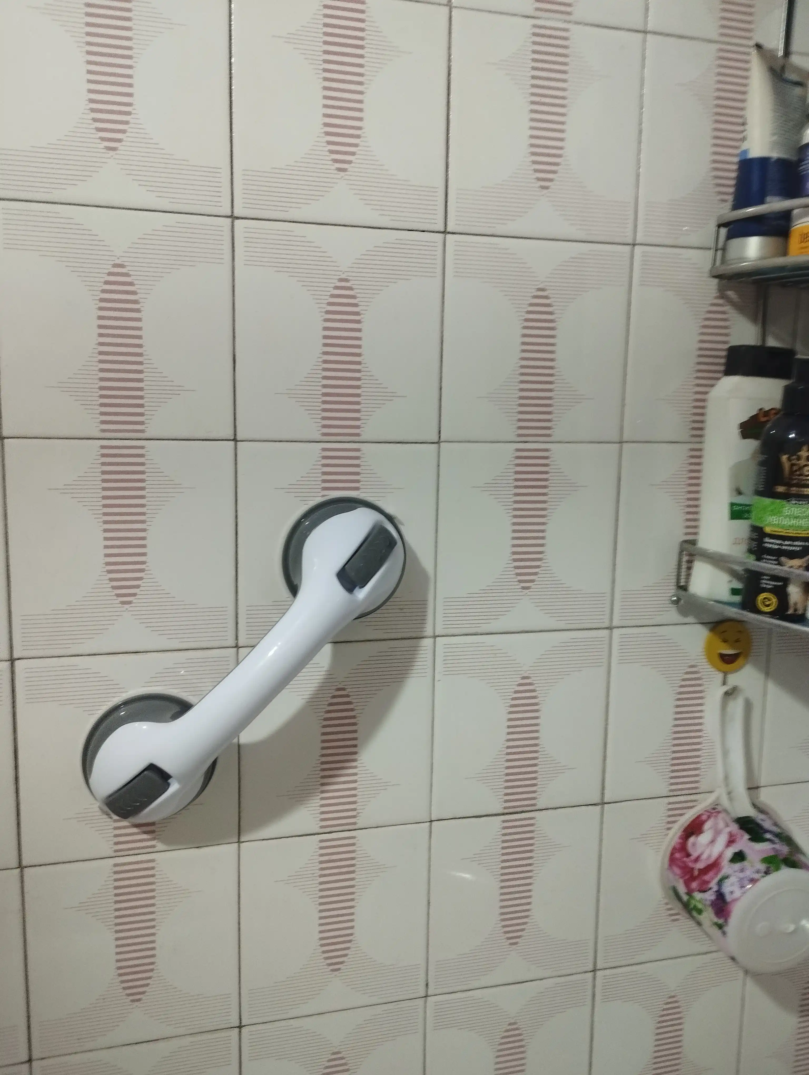 Tutqich dush va hammom uchun, so‘rg‘ichli, burg‘ulashsiz, bolalar va keksalar uchun