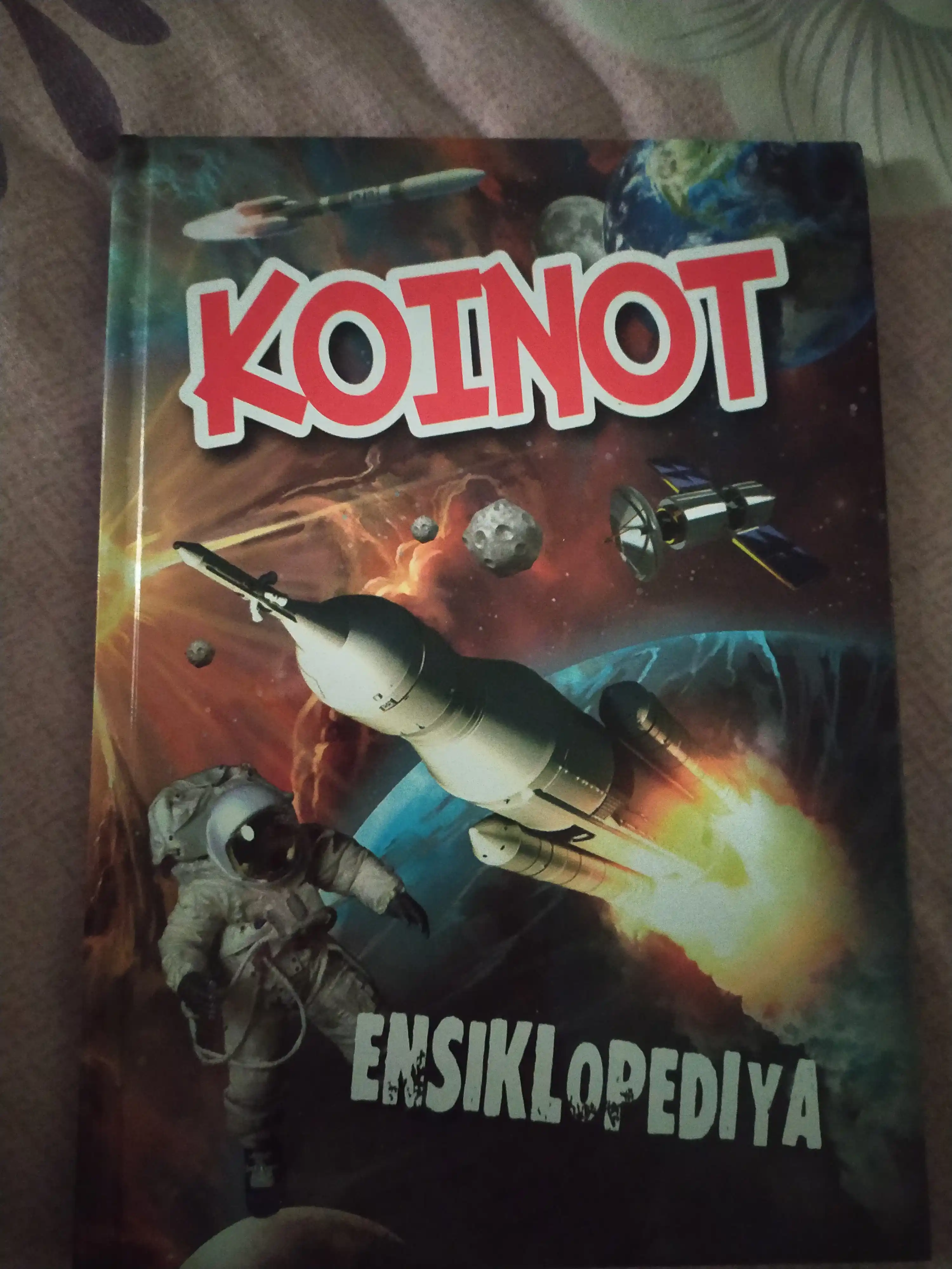 Koinot haqida ensiklopediya bolalar kitobi, o'zbek tilida