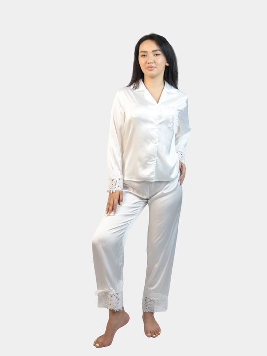 Yirik gefyurli ,oq va ciren rangli ayollar ipak pijamasi. Xitoy. Razmer: L-XL,