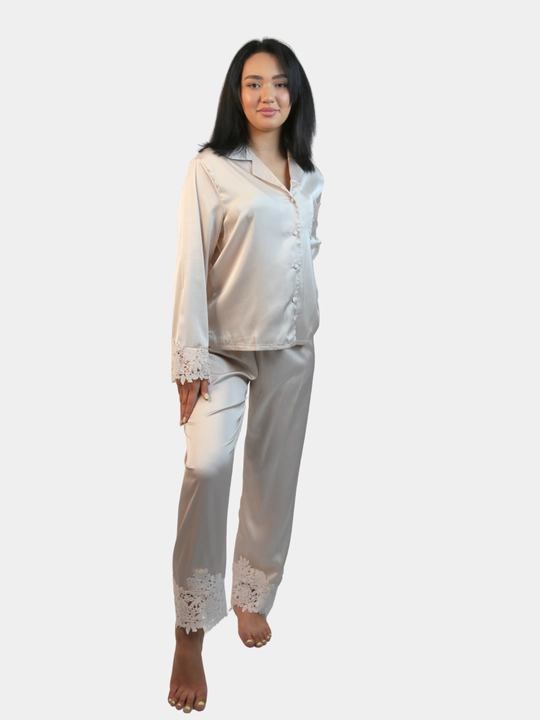 Yirik gefyurli ,oq va ciren rangli ayollar ipak pijamasi. Xitoy. Razmer: L-XL,