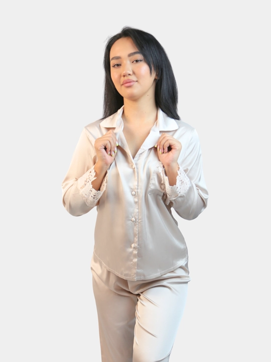 Yirik gefyurli ,oq va ciren rangli ayollar ipak pijamasi. Xitoy. Razmer: L-XL,