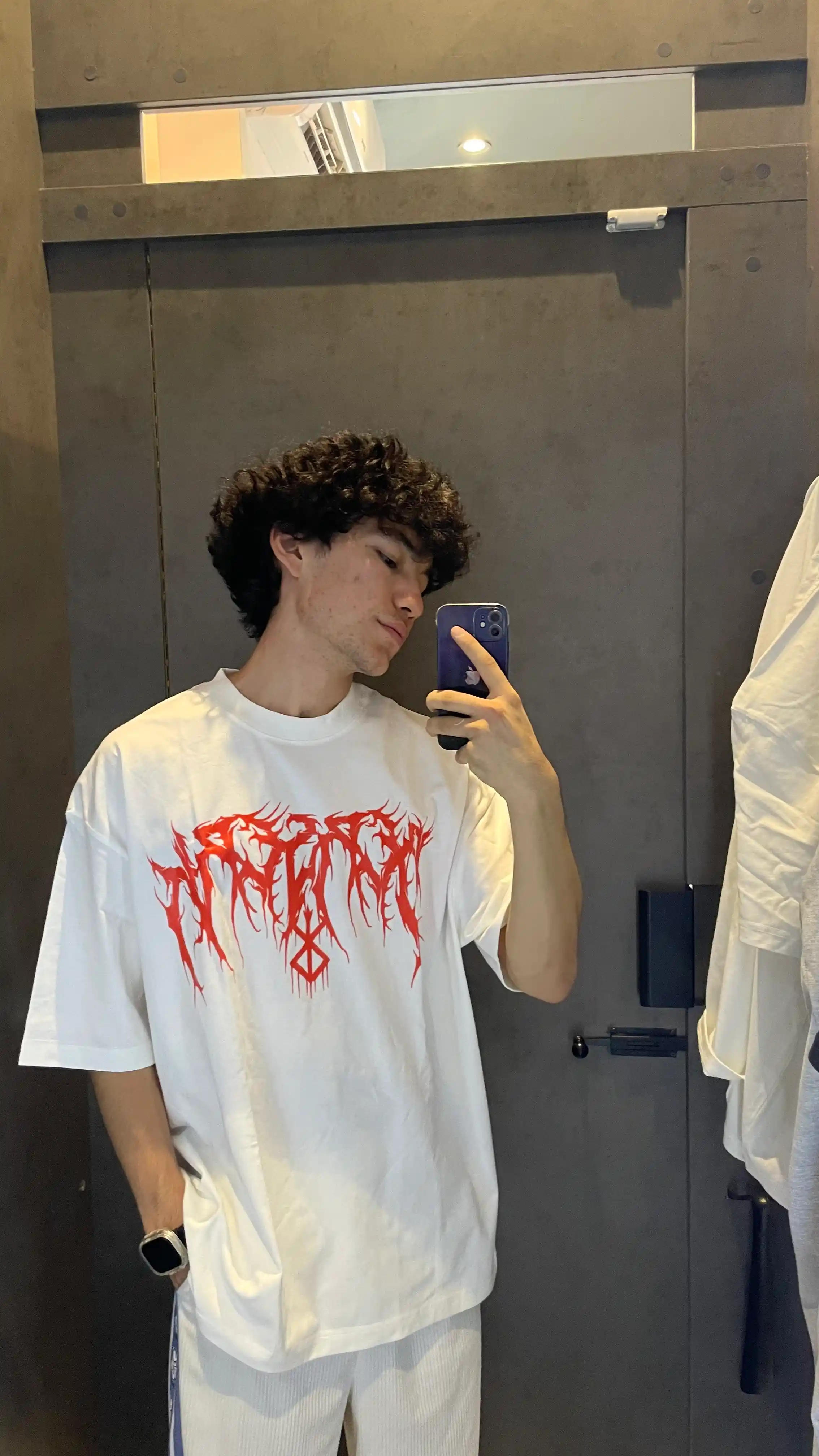 Berserk mavzusidagi oversize futbolkalar