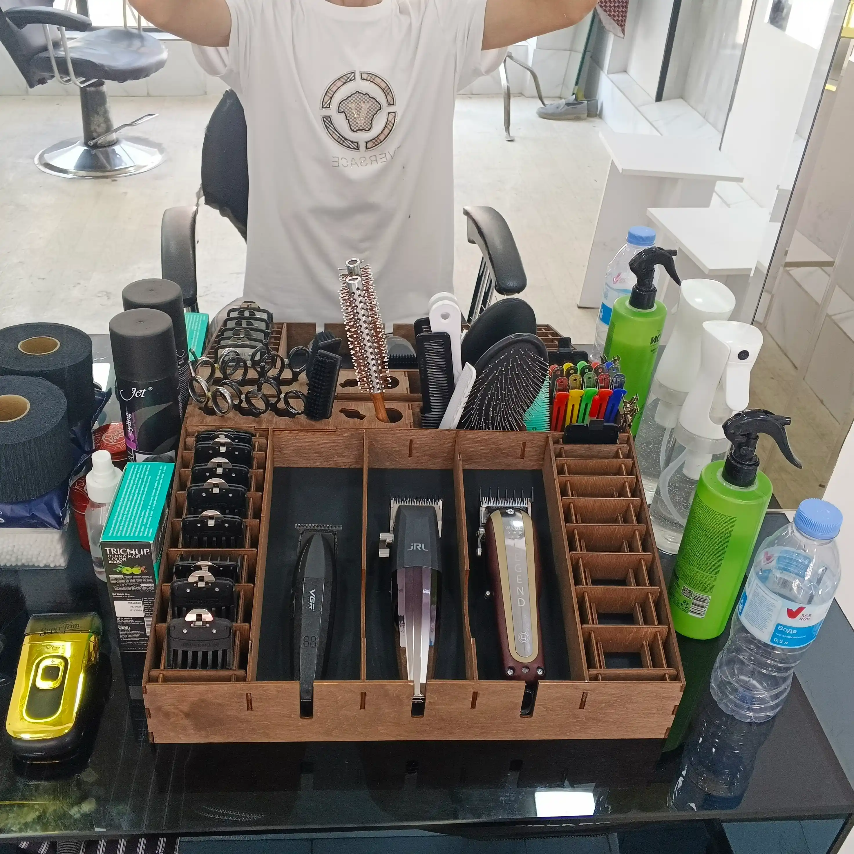 Sartaroshlar uchun stend, Barber