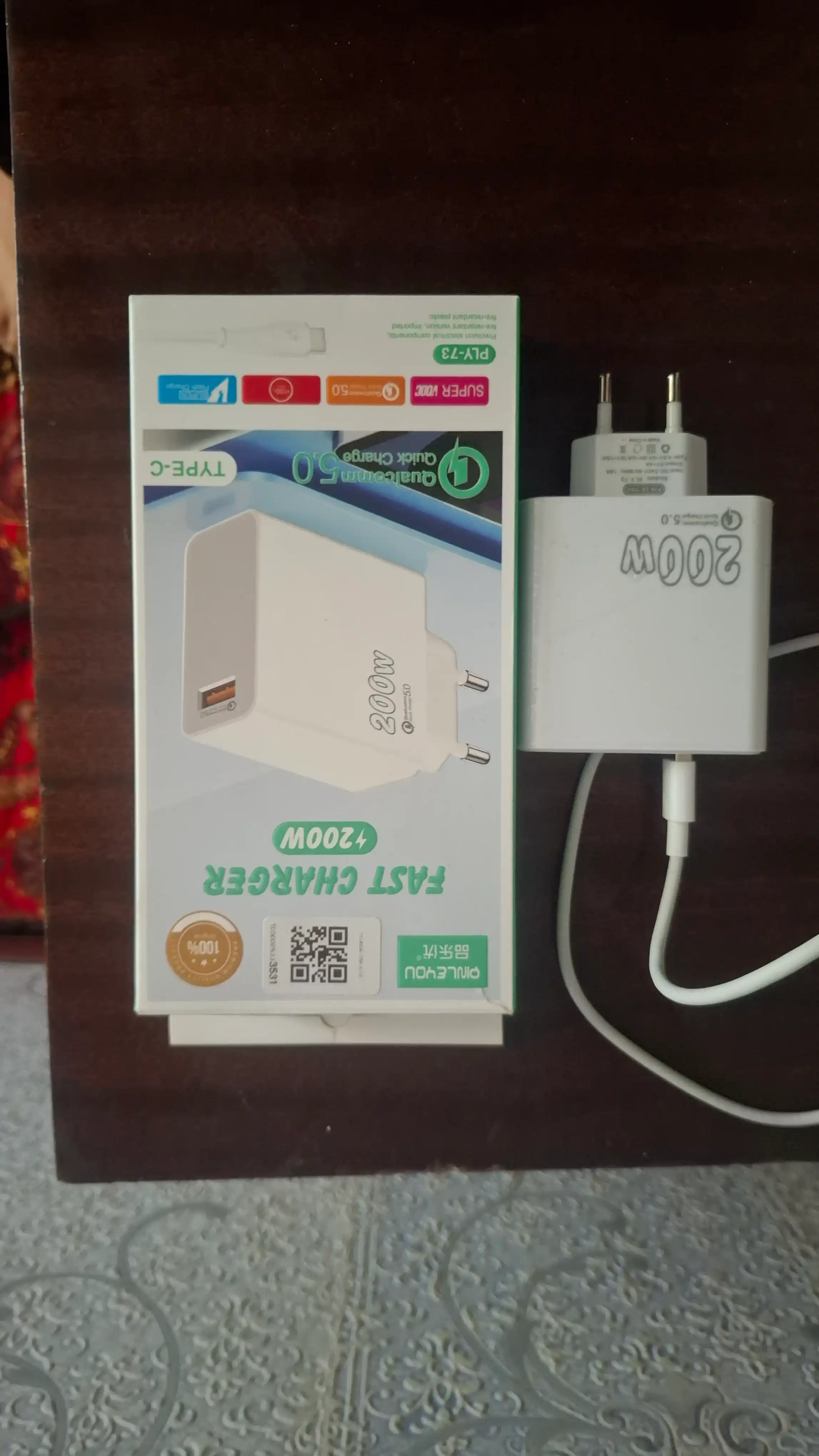 USB Type-C kabeli bilan 200 Vt tez quvvatlash adapteri
