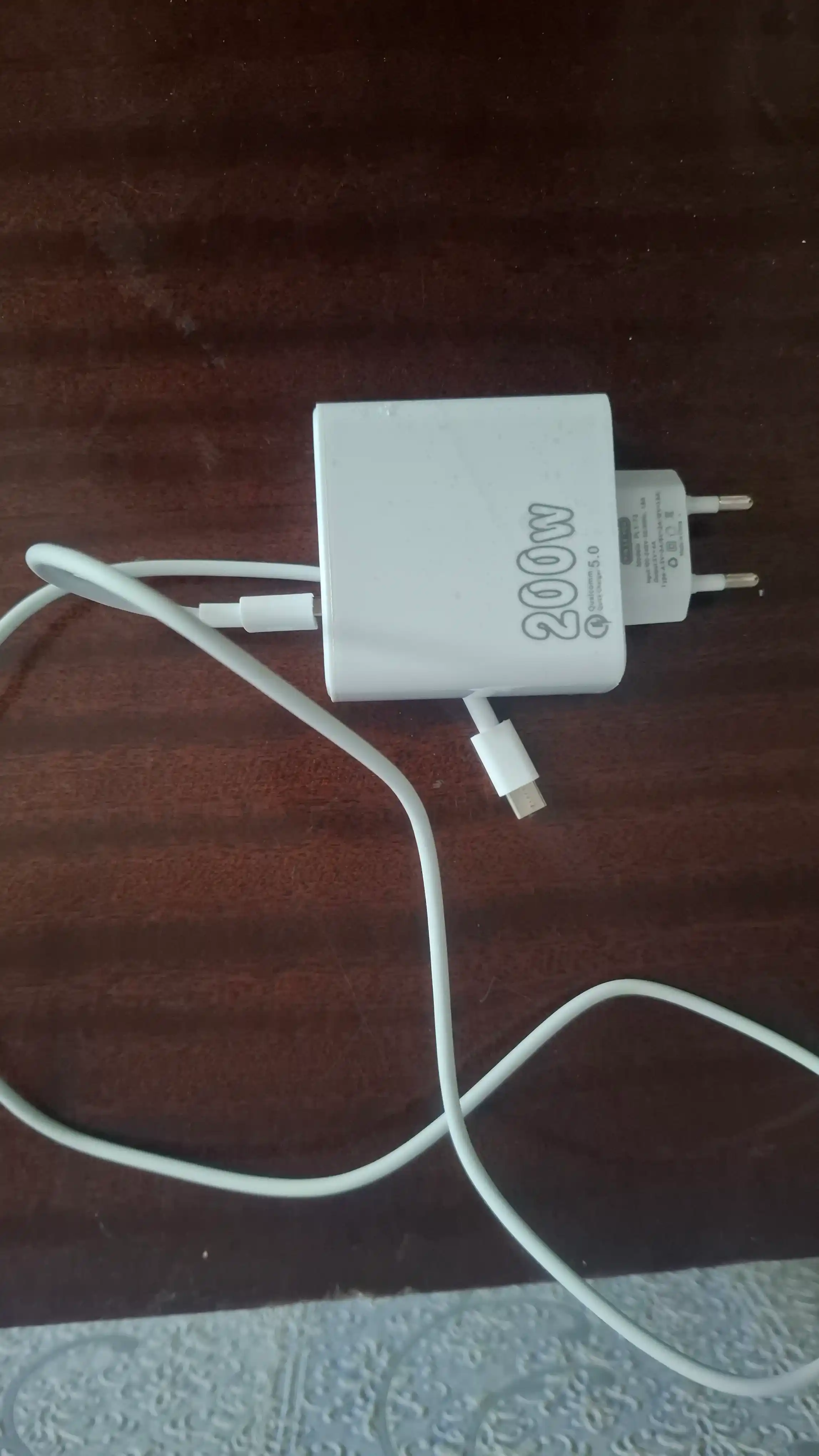 USB Type-C kabeli bilan 200 Vt tez quvvatlash adapteri