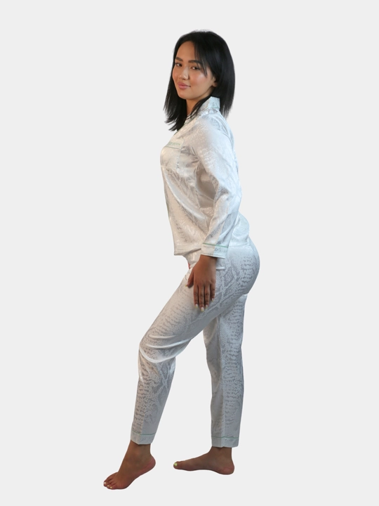 Ingliz uslubini sevgan ayollarga  naqshinkor atlas pijama ,  M, L, XL, 2XL, 3XL, 4XL, 5XL
