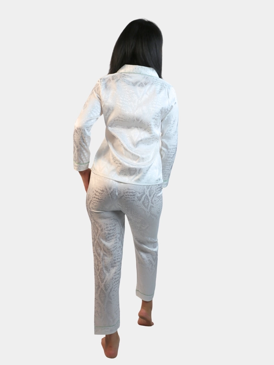 Ingliz uslubini sevgan ayollarga  naqshinkor atlas pijama ,  M, L, XL, 2XL, 3XL, 4XL, 5XL