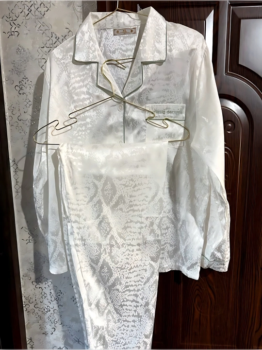 Ingliz uslubini sevgan ayollarga  naqshinkor atlas pijama ,  M, L, XL, 2XL, 3XL, 4XL, 5XL