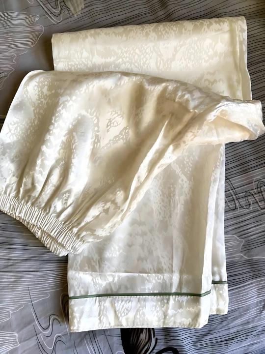 Ingliz uslubini sevgan ayollarga  naqshinkor atlas pijama ,  M, L, XL, 2XL, 3XL, 4XL, 5XL