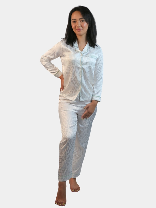 Ingliz uslubini sevgan ayollarga  naqshinkor atlas pijama ,  M, L, XL, 2XL, 3XL, 4XL, 5XL