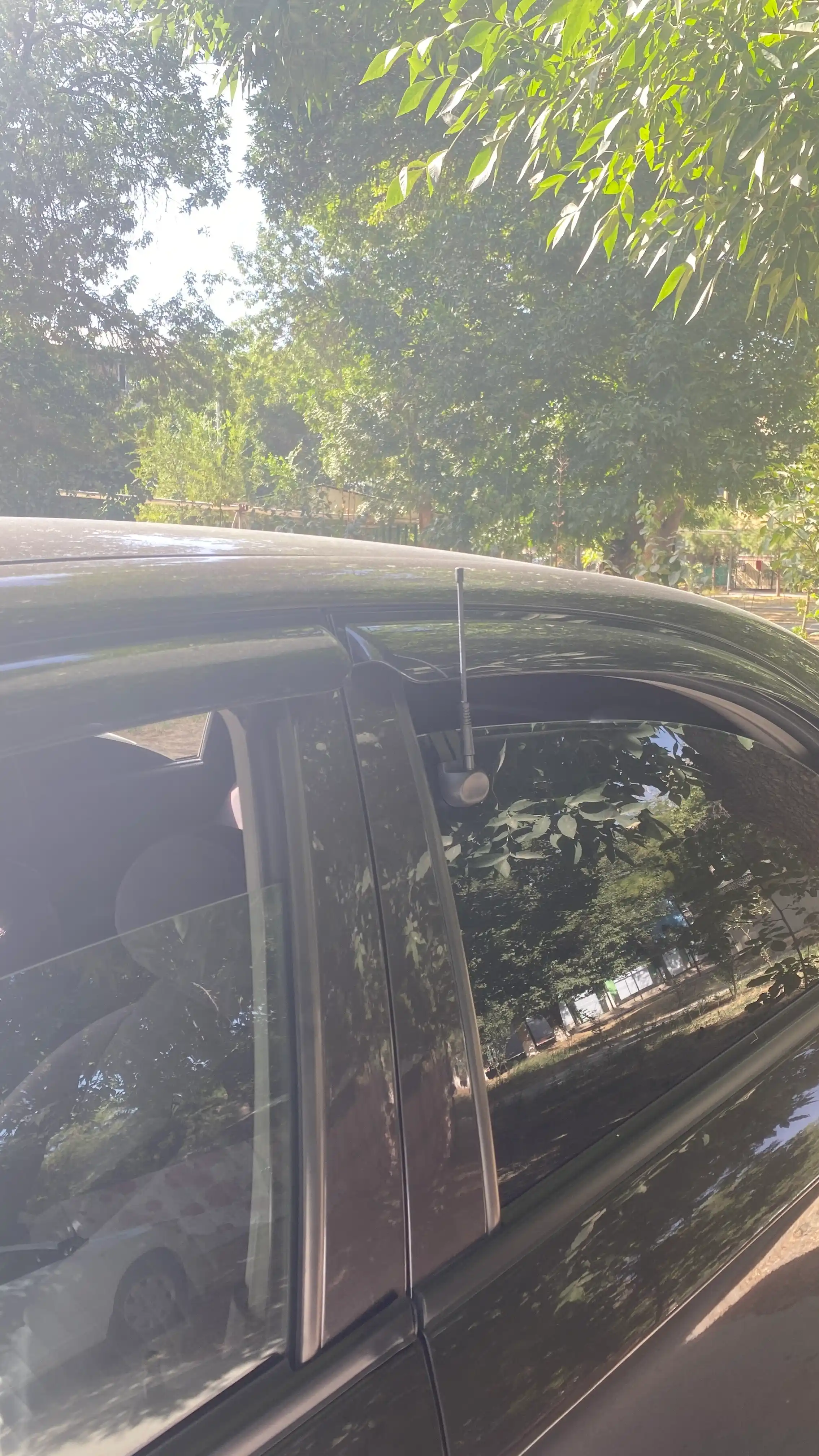 Avtomobil tomiga antenna
