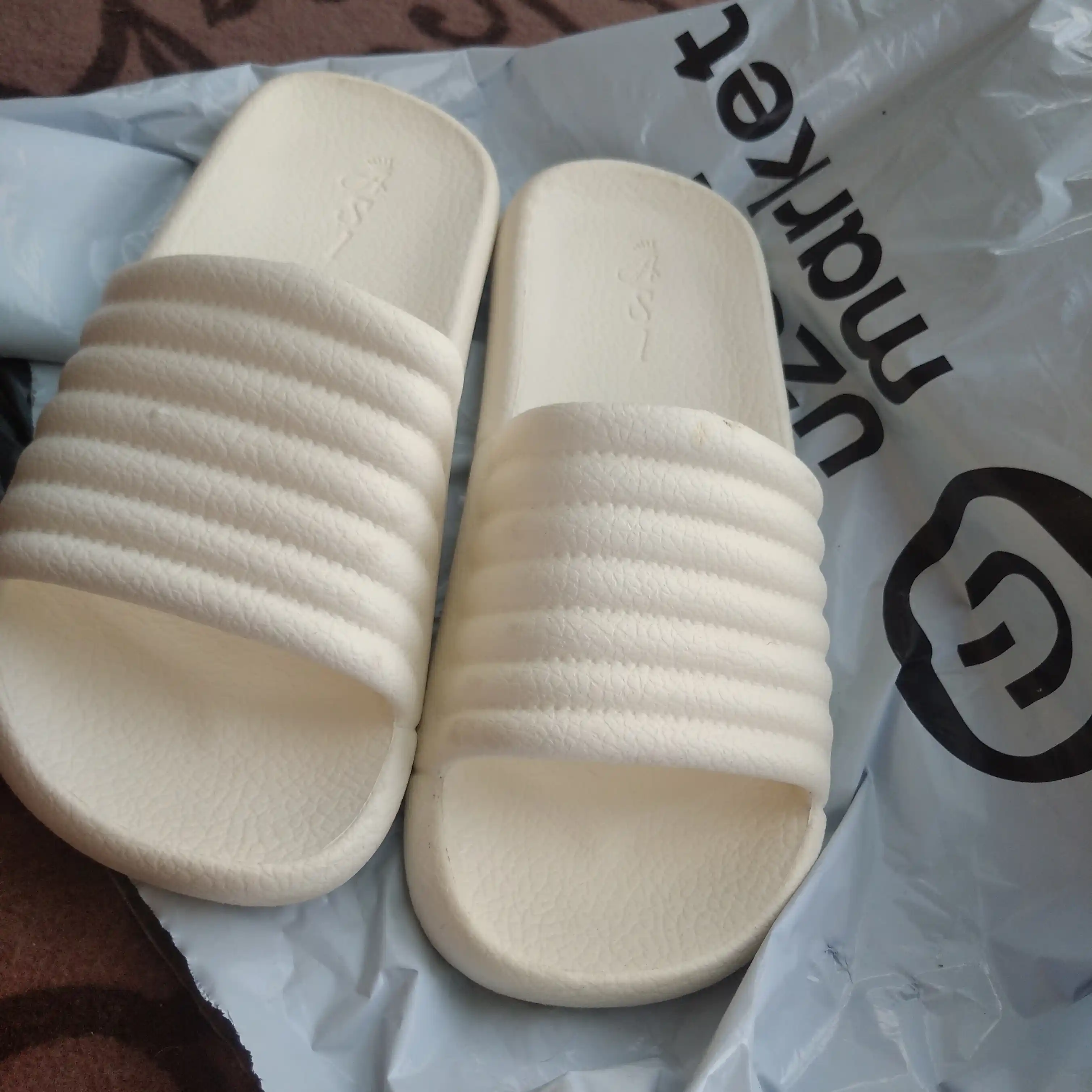 Ayollar shippaklari , 36-40 , razmeri mos tushadi