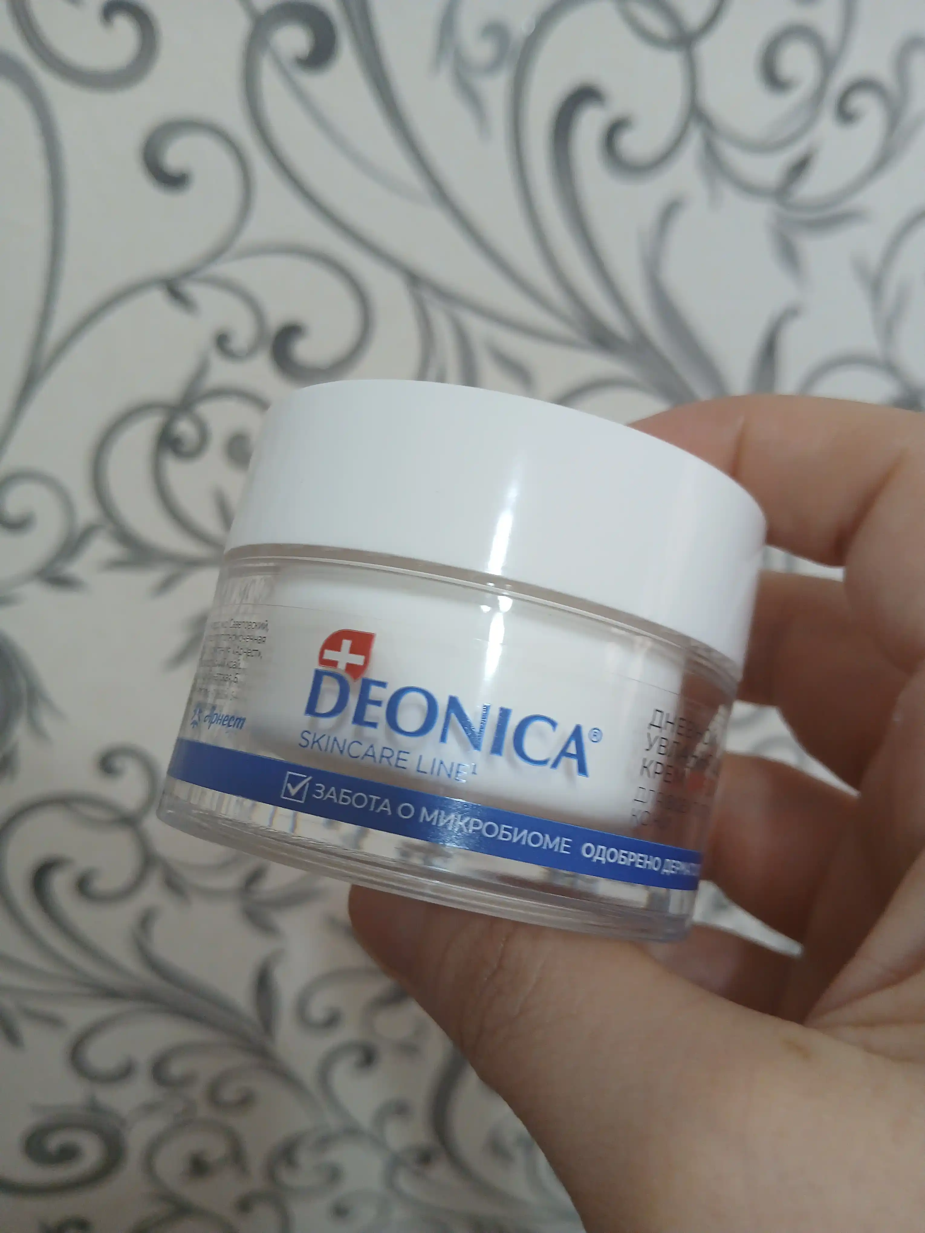 Deonica teri parvarish quyoshdan himoya qiluvchi SPF 30 bilan kunduzgi namlovchi yuz kremi