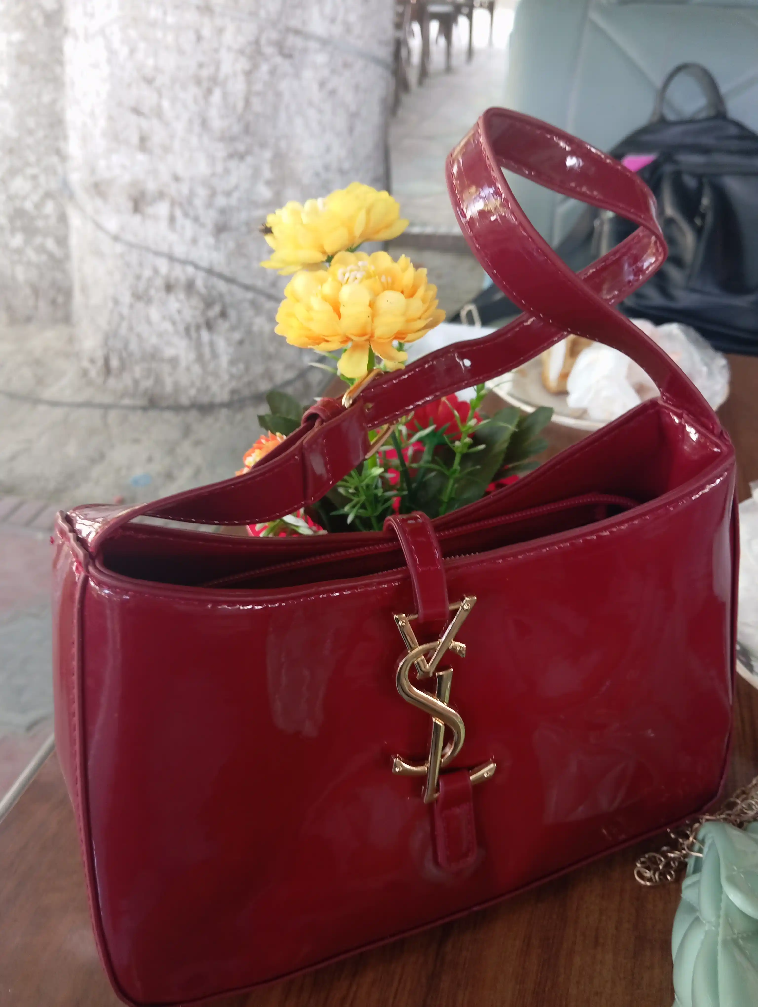 Ayollar nafis sumkasi, oltin rangli furnituraga ega, laklangan charm