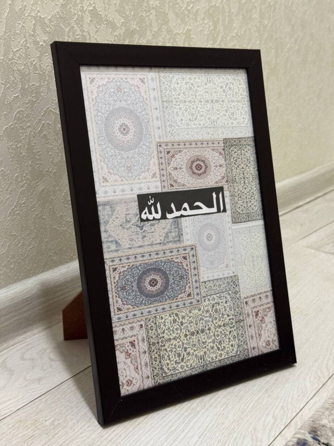 Kartina dekor ramka ot arab yozuvli oq pushti qizil qol mehnati rasm - 