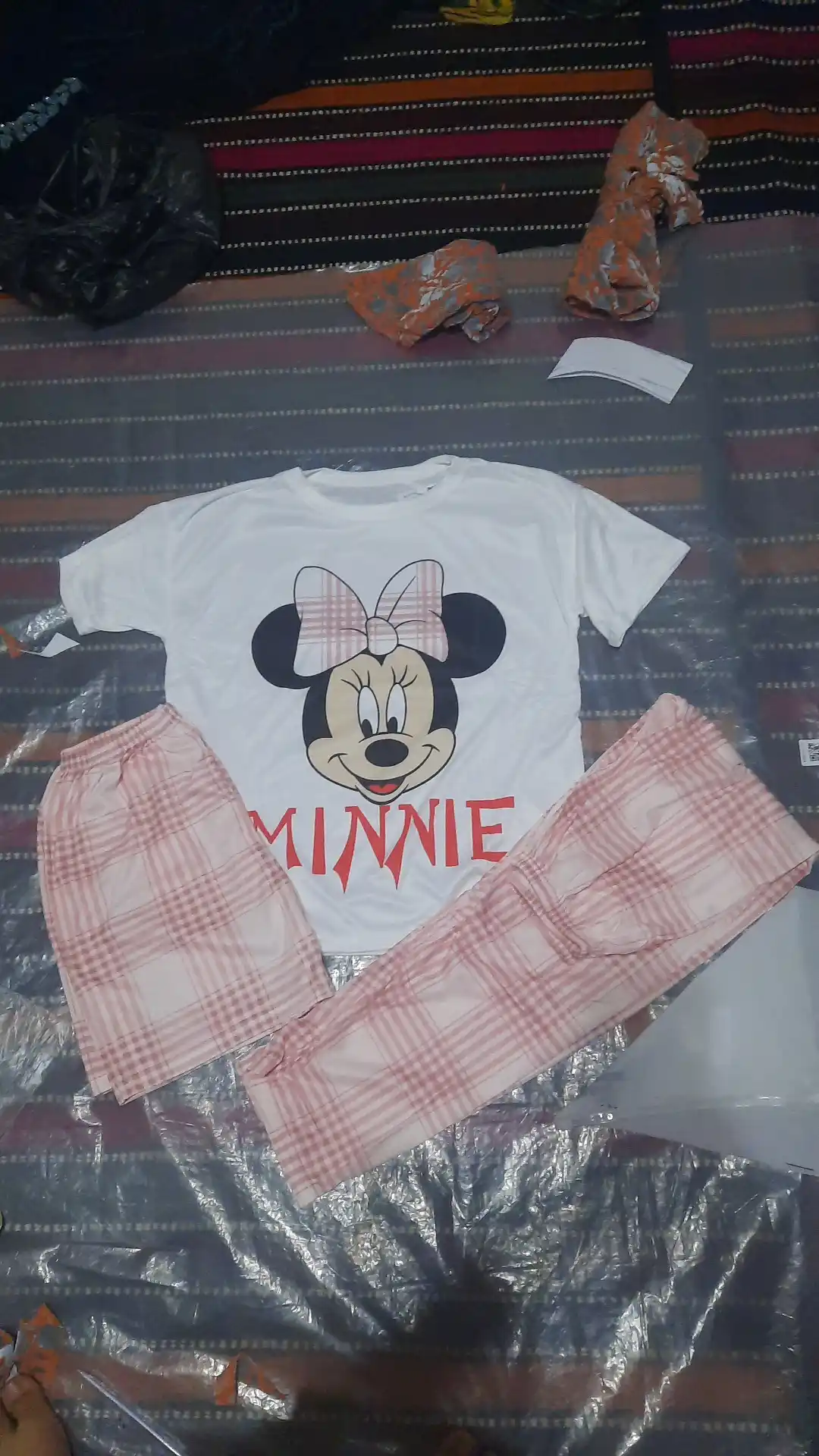 Ayollar uchun pijama 3 qismli: futbolka, shim, shortik. Yumshoq va qulay uy va uyqu uchun