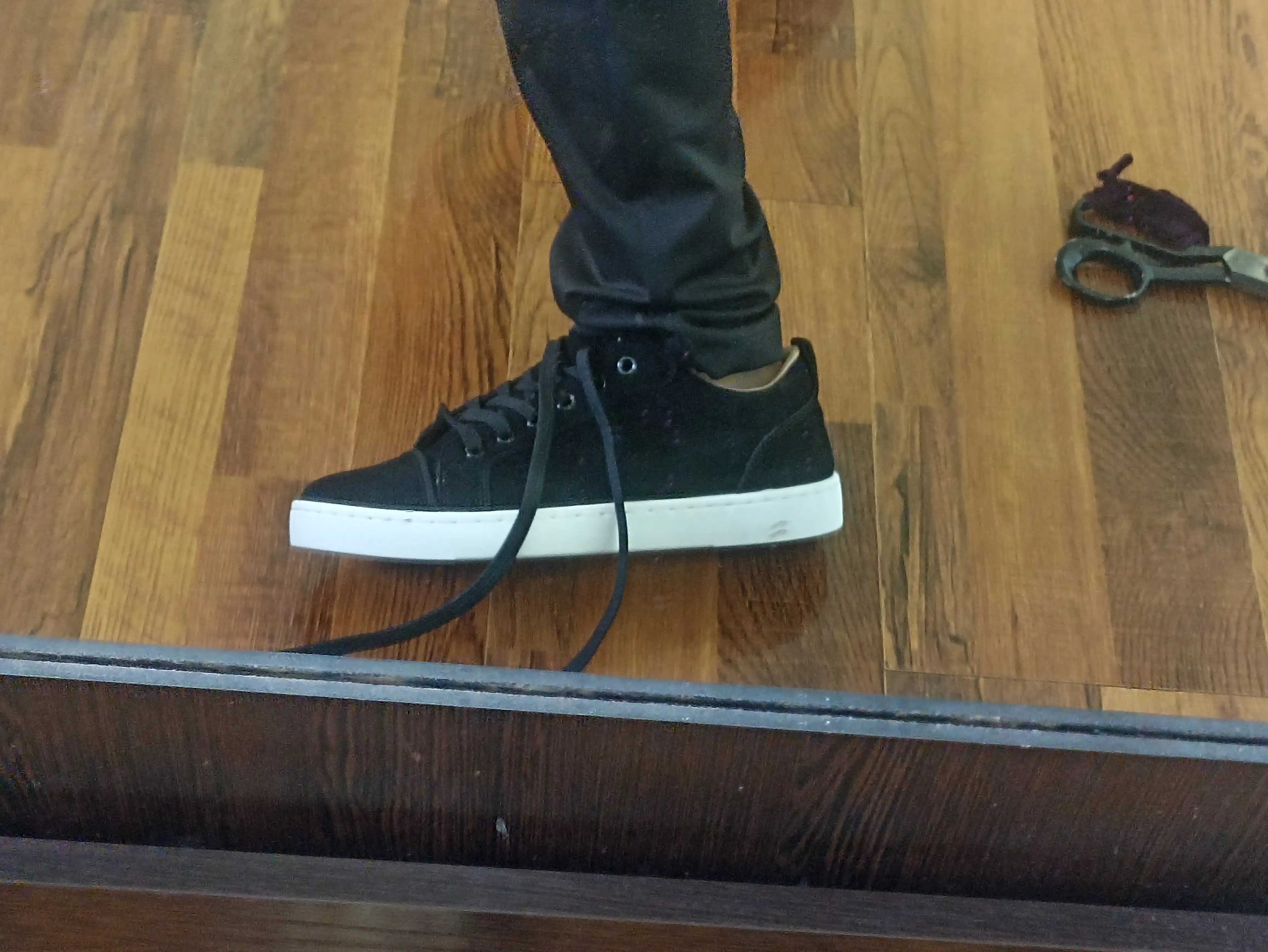 Kedalar poluklassik erkaklar uchun, poluklassika oyoq kiyim