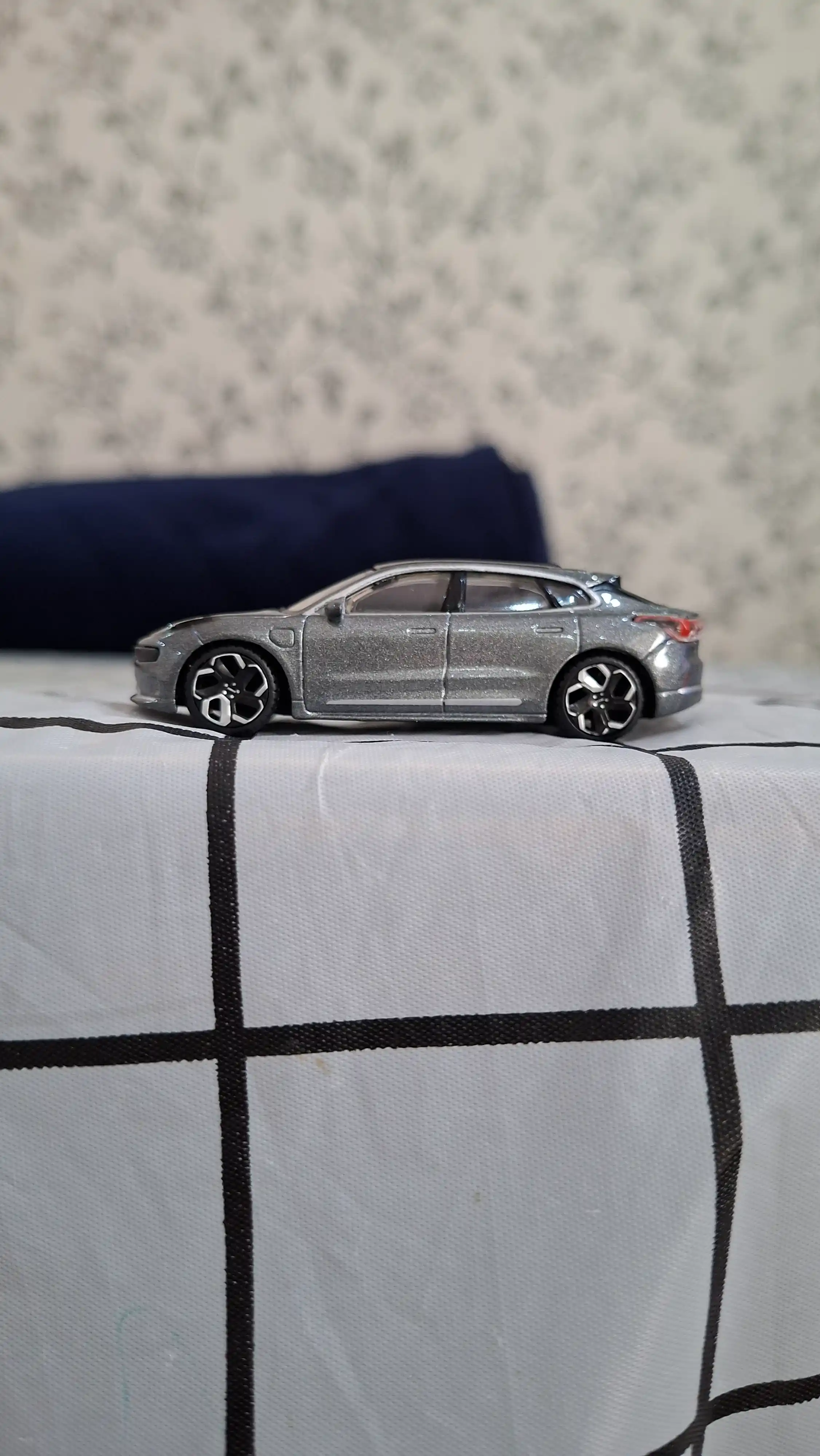 BBURAGO 1/64 kolleksiya o'yinchoq moshinasi: Mers, ZEEKR, NISSAN, BUGATTI, FORD