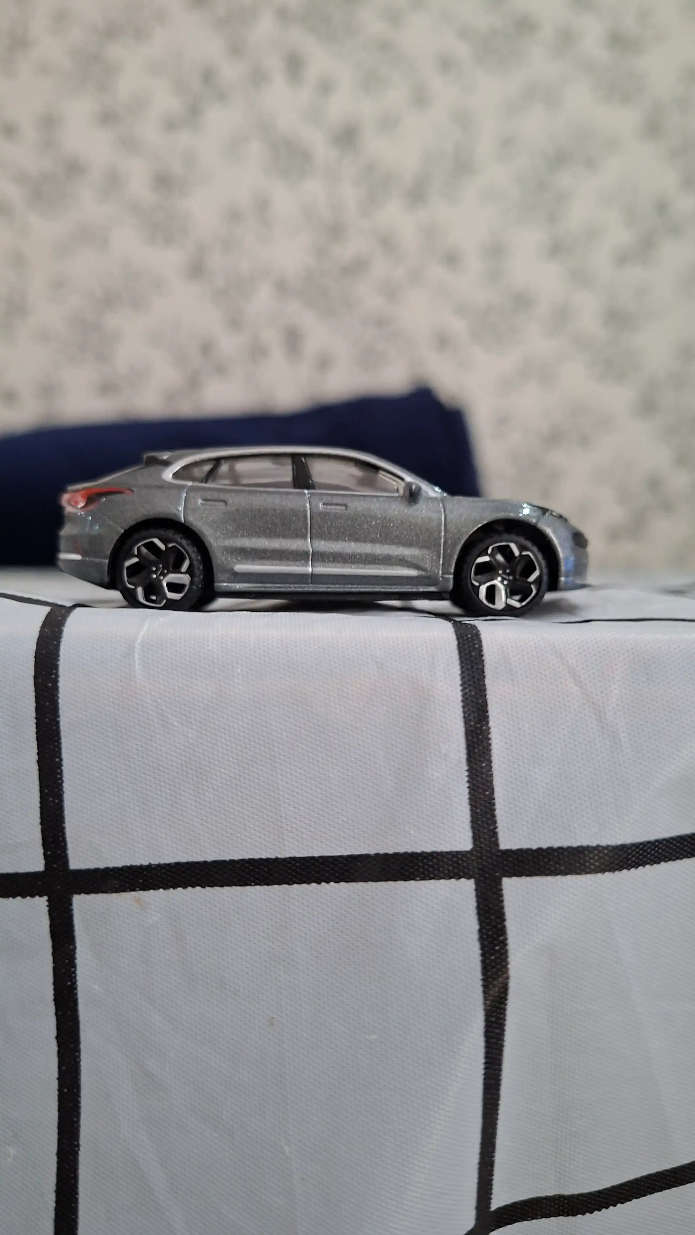 BBURAGO 1/64 kolleksiya o'yinchoq moshinasi: Mers, ZEEKR, NISSAN, BUGATTI, FORD