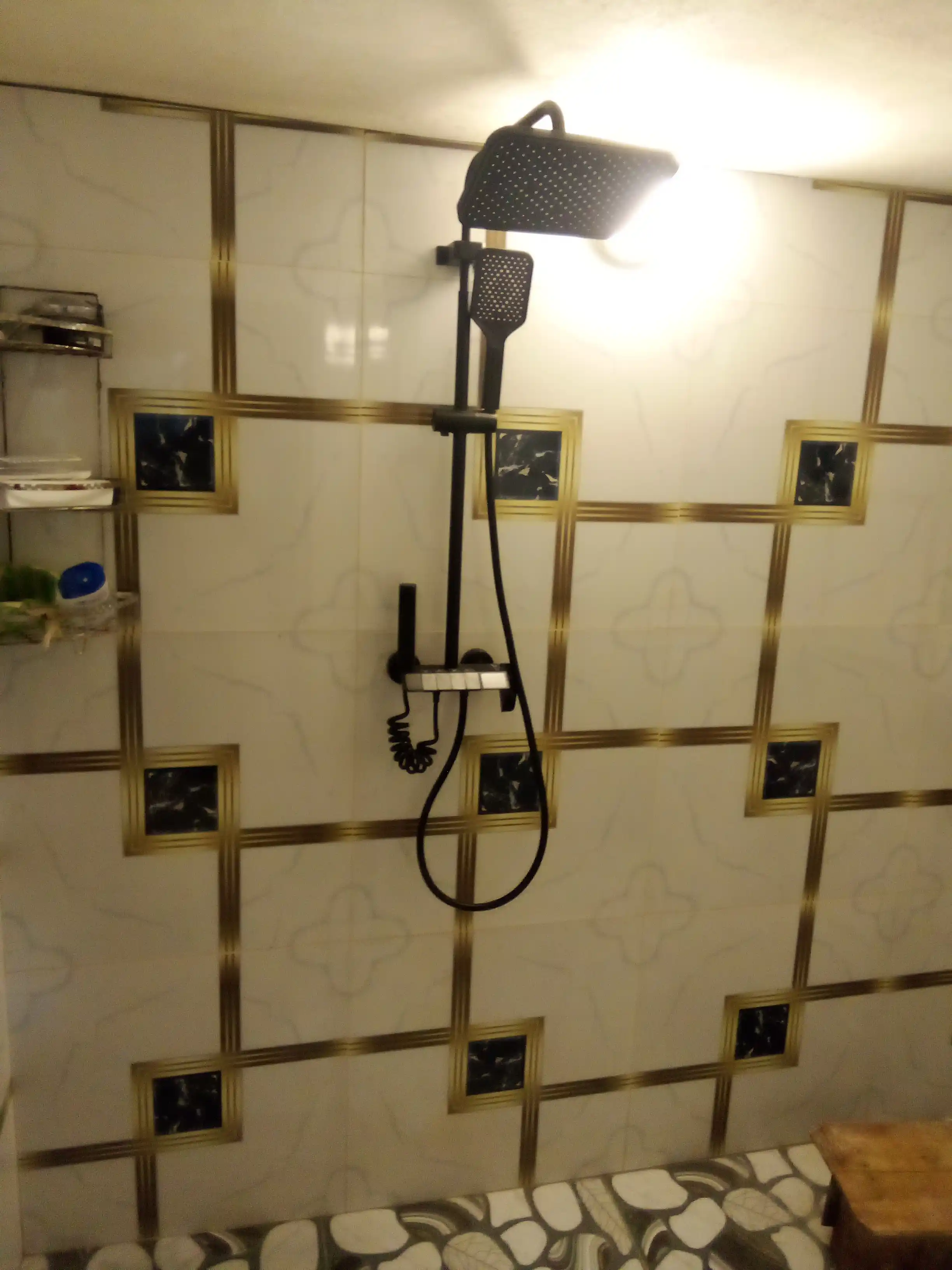 Dush tizimi 4 tasi 1 da, displeylik tropik dush, Latun, smestitel