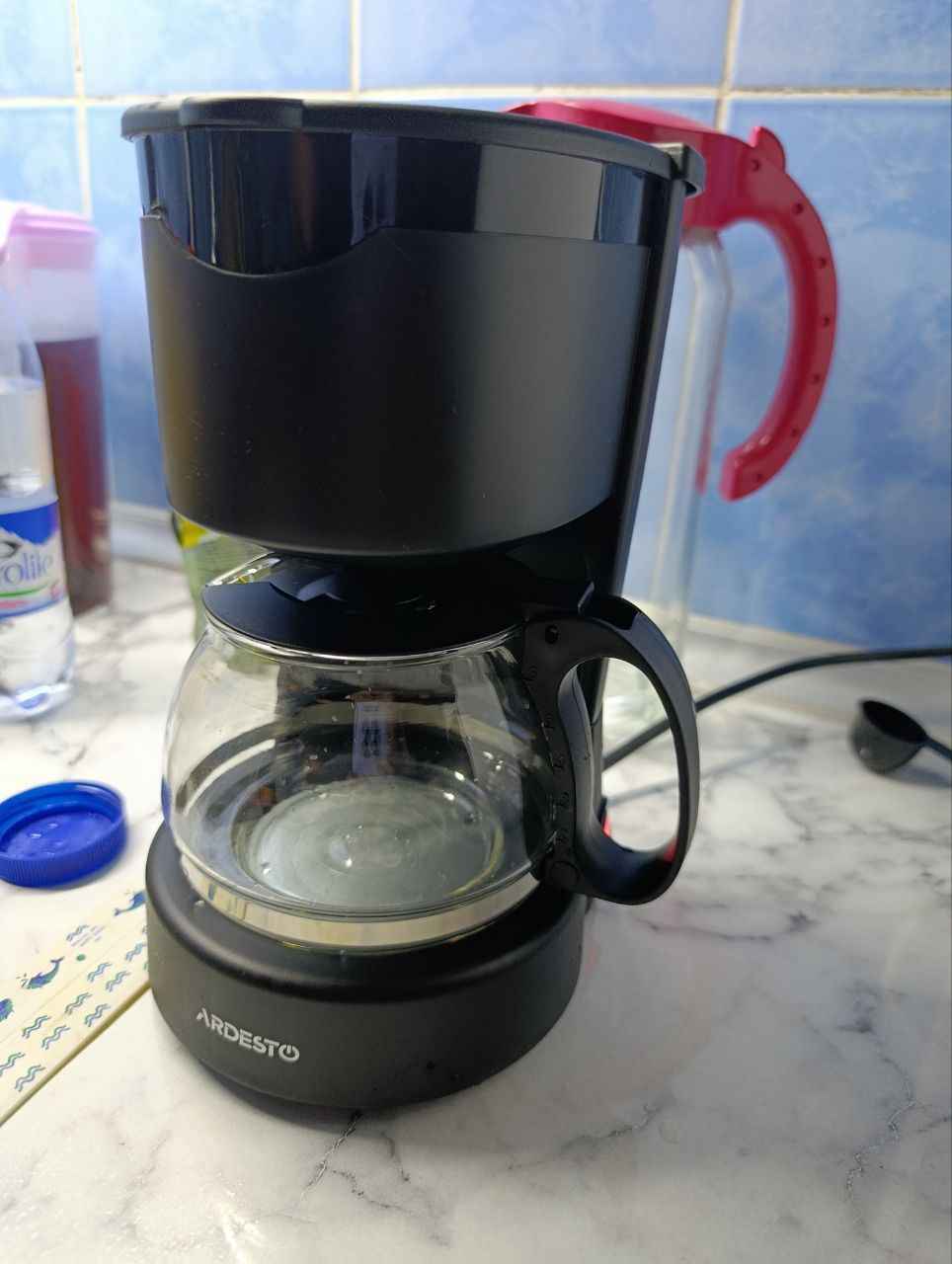 ARDESTO YCM-D060 tomchilatib qahva qaynatgich, hajmi 600 ml, tejamkor energiya sarfi 650Vt