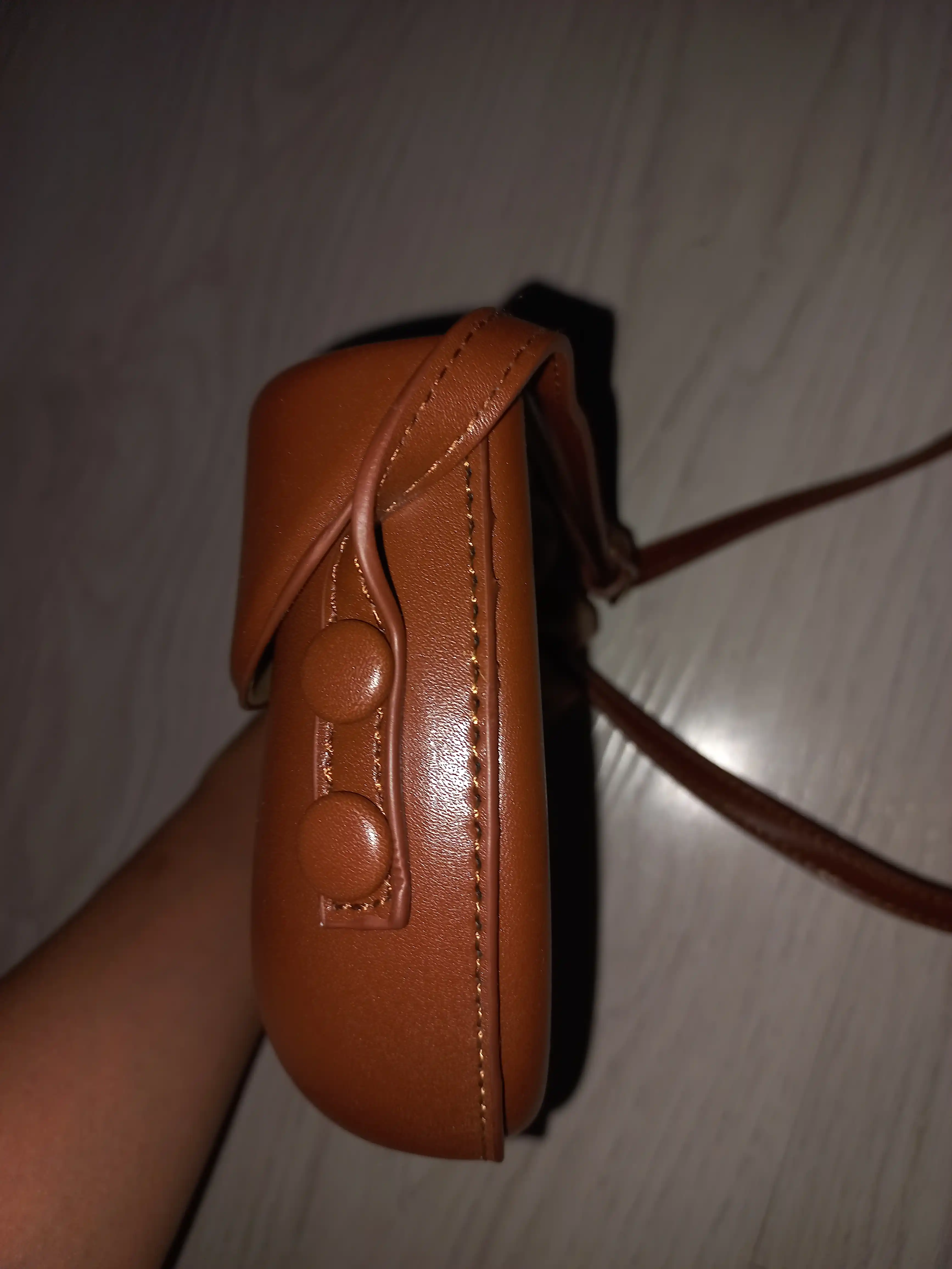 Mini ayollar sumkasi, yelka orqali taqiladigan, kross-bodi, mixlab yopilgan, kundalik