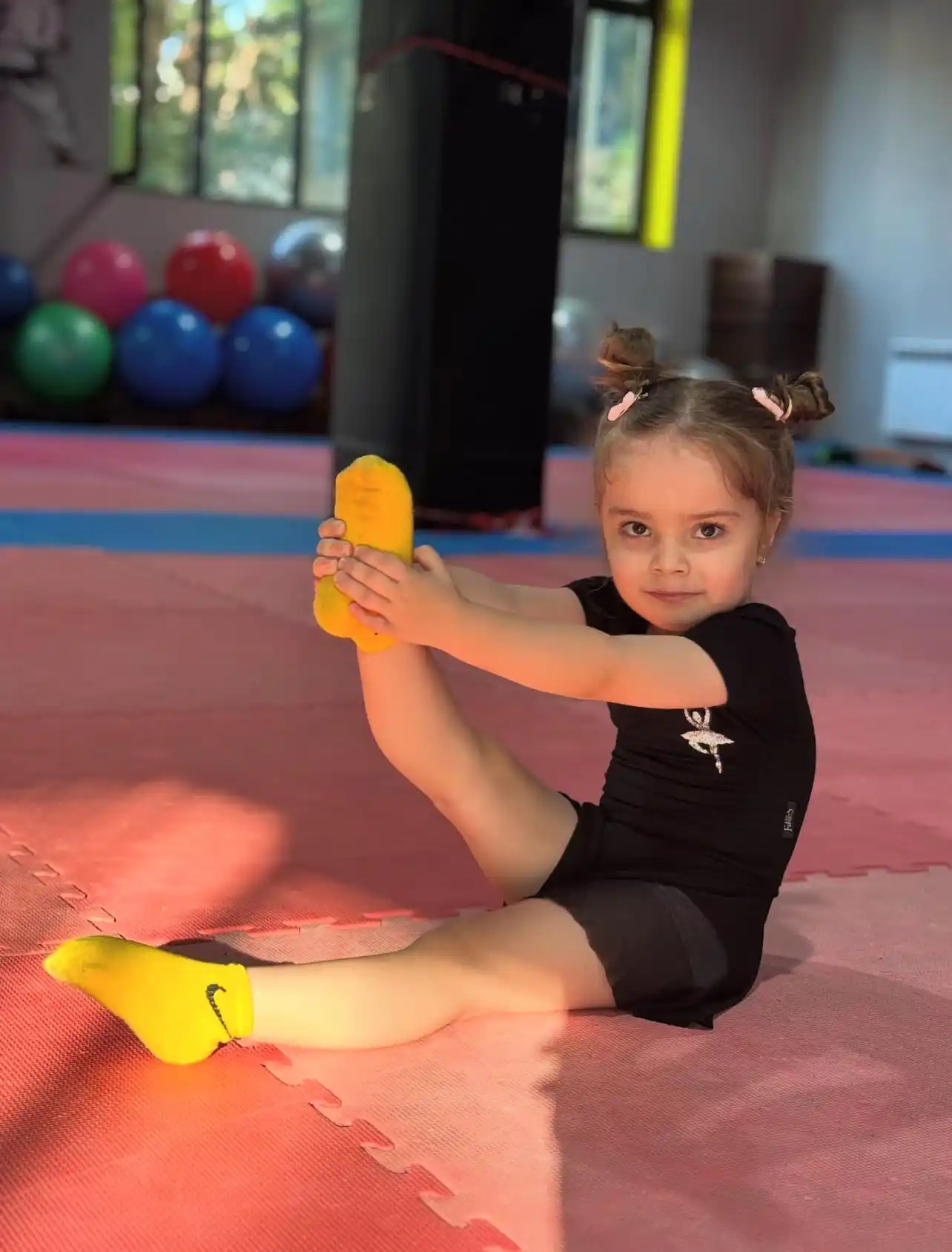FandSdan trenirovka uchun kostyumi, raqs va badiiy gimnastika uchun